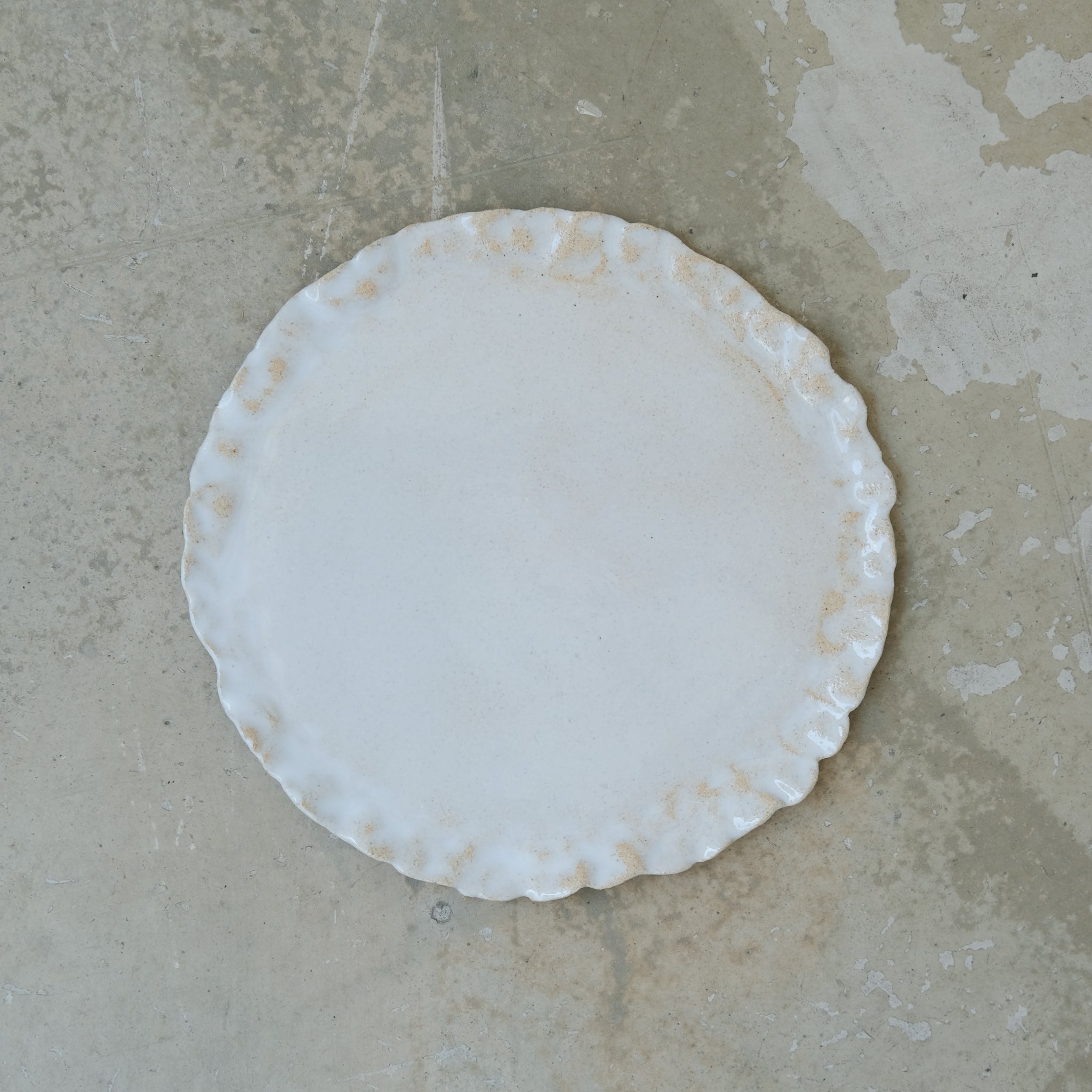 Assiette printemps D20,5cm de Léa Baldassari chez Brutal Ceramics