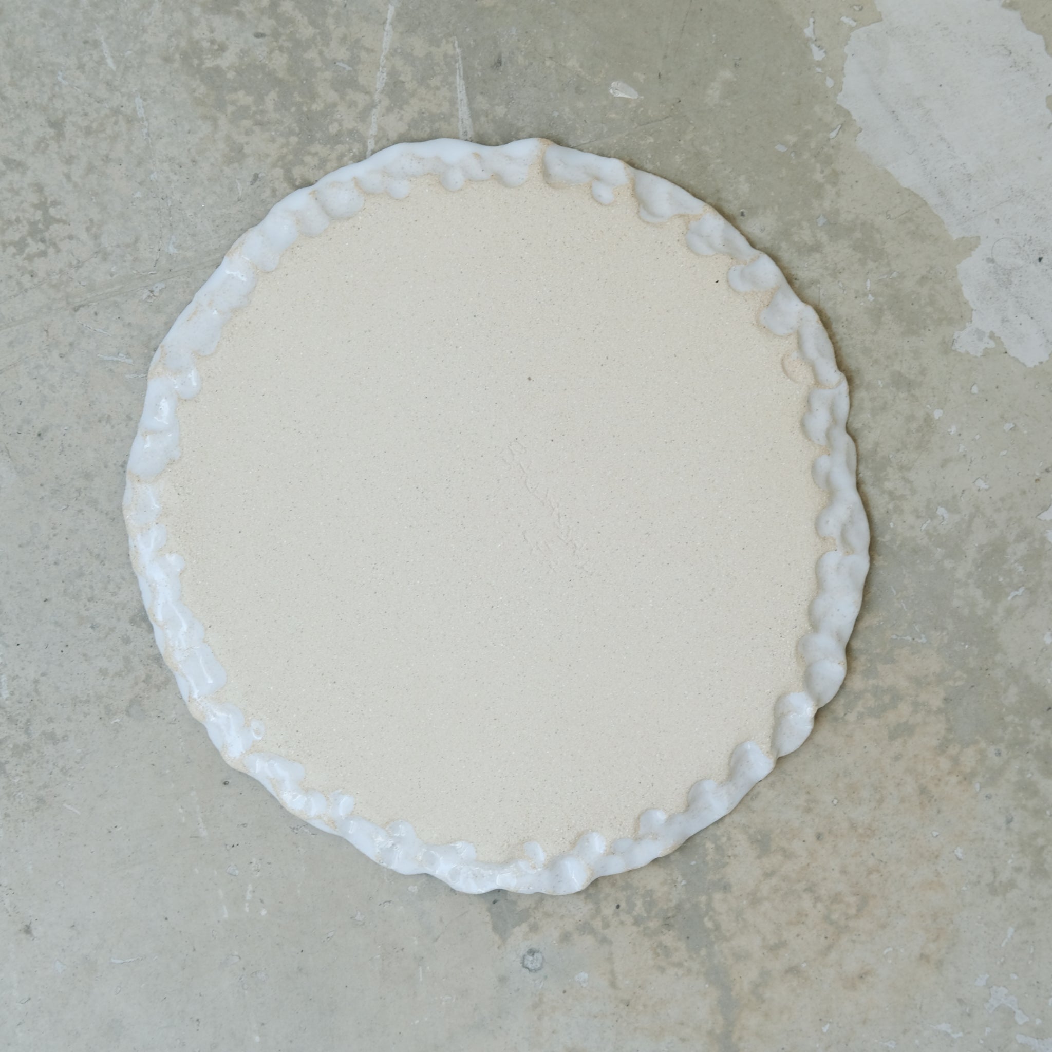 Assiette printemps D20,5cm de Léa Baldassari chez Brutal Ceramics