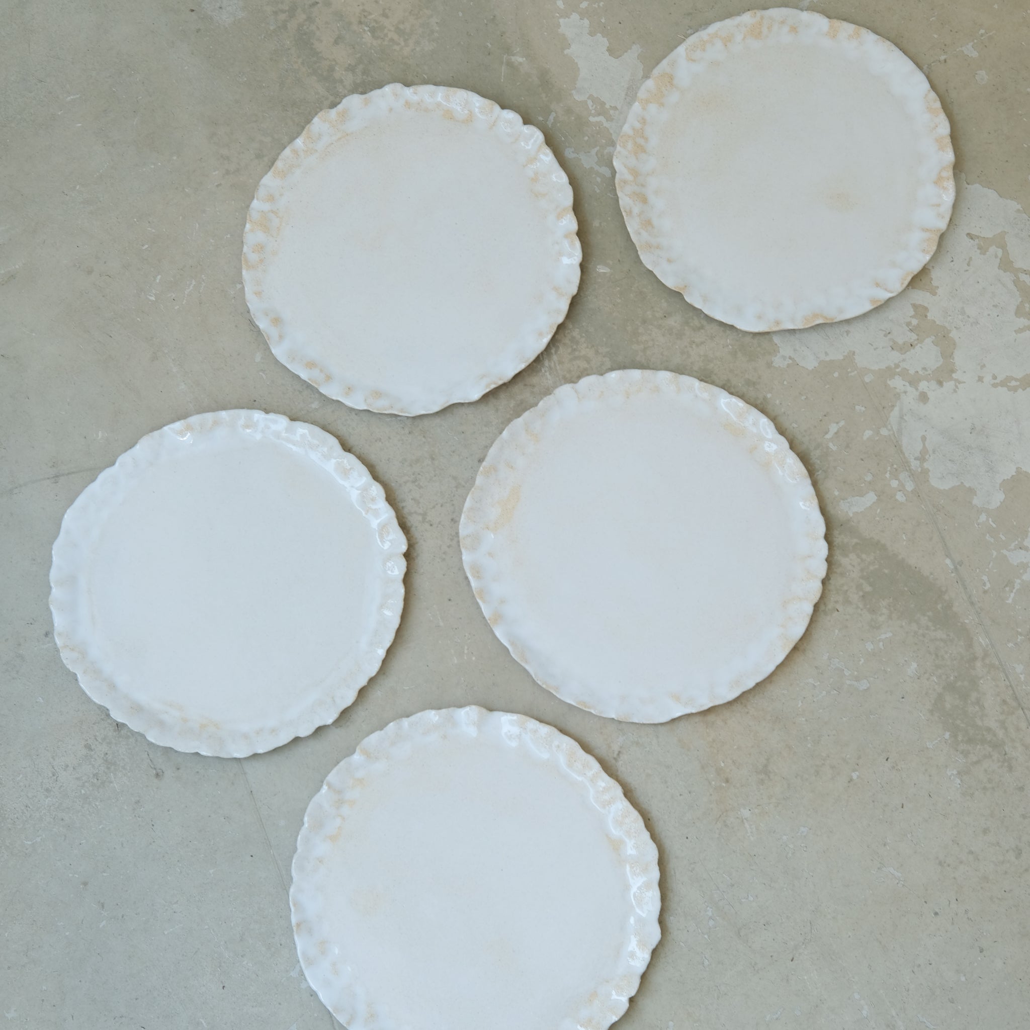 Assiette printemps D20,5cm de Léa Baldassari chez Brutal Ceramics