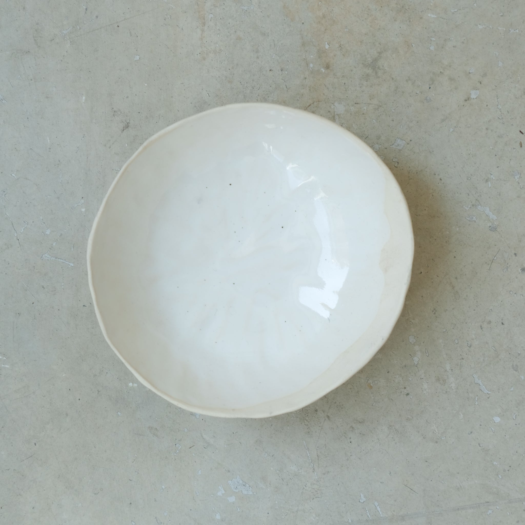 Bol en grès blanc D14cm de Léa Baldassari chez Brutal Ceramics