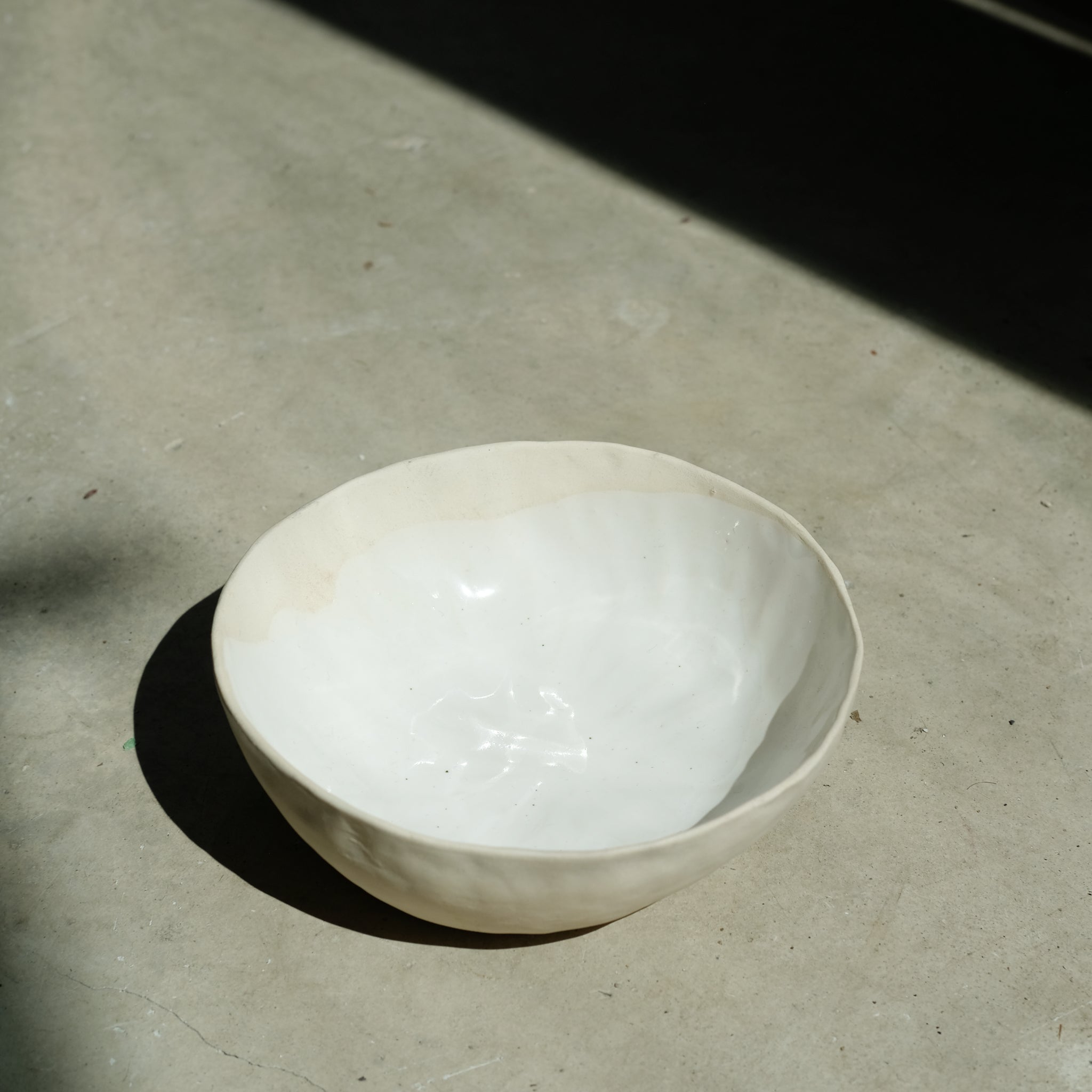 Bol en grès blanc D14cm de Léa Baldassari chez Brutal Ceramics