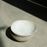 Bol en grès blanc D14cm de Léa Baldassari chez Brutal Ceramics