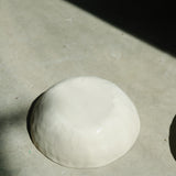 Bol en grès blanc D14cm de Léa Baldassari chez Brutal Ceramics