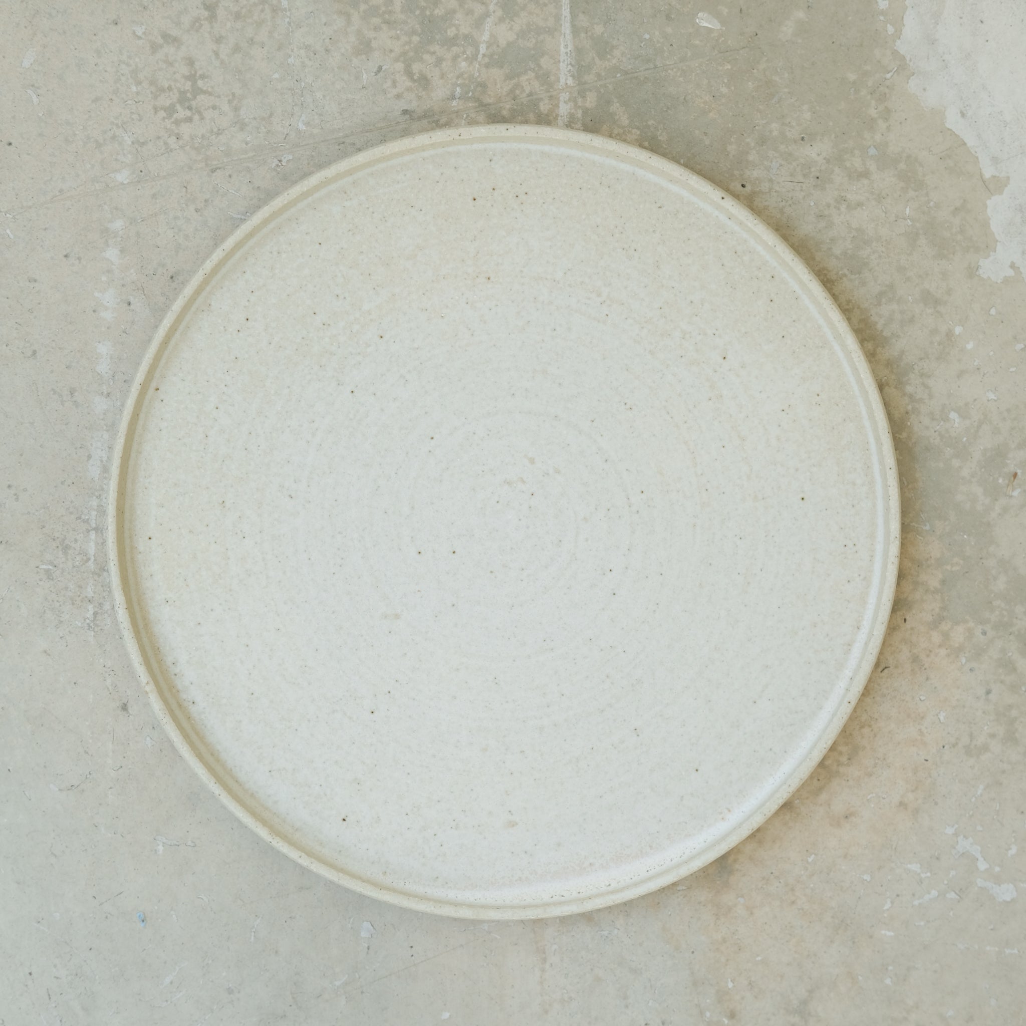Assiette en grès, beige par Nolwenn Baillet chez Brutal Ceramics
