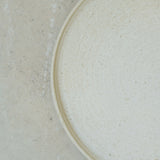 Assiette en grès, beige par Nolwenn Baillet chez Brutal Ceramics