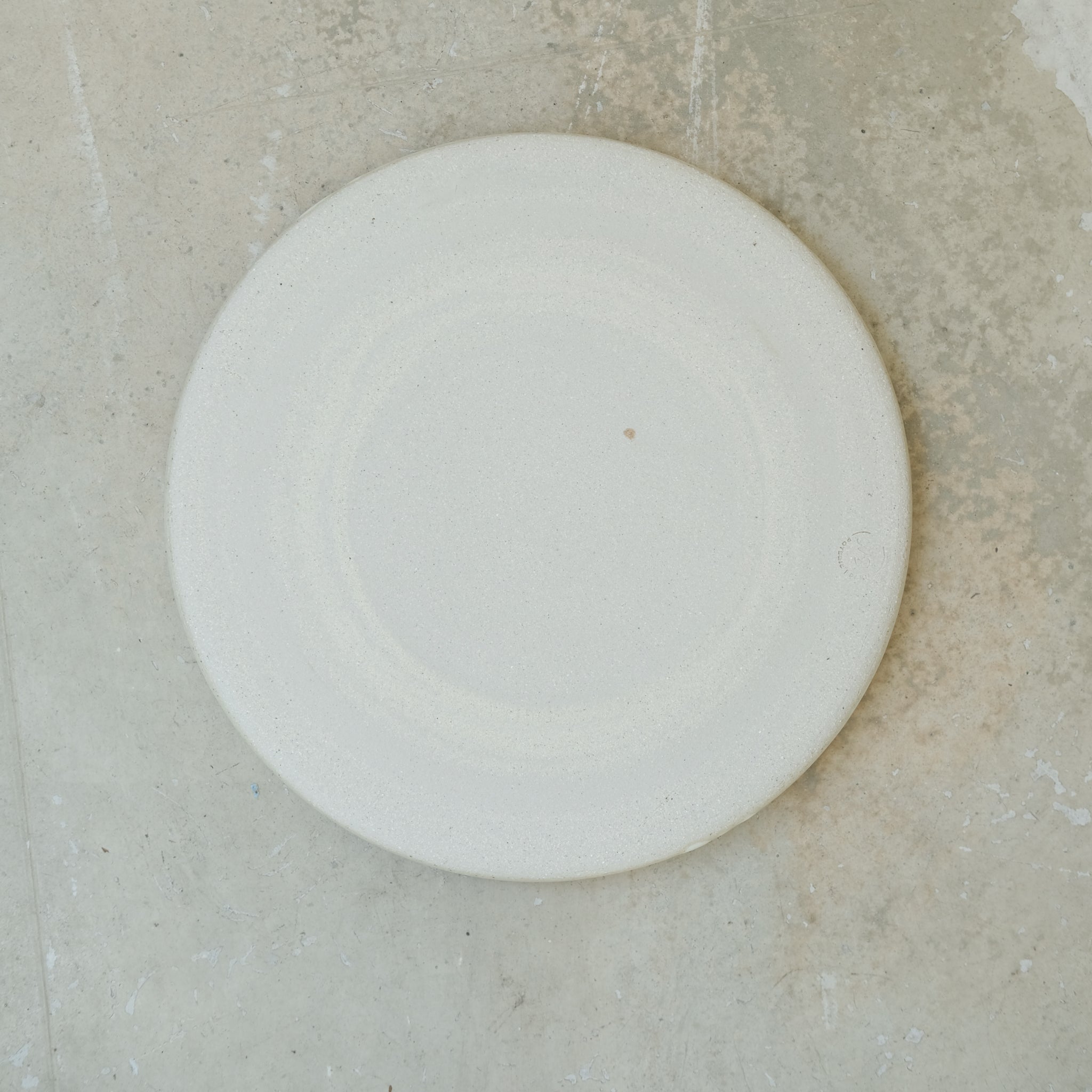 Assiette en grès, beige par Nolwenn Baillet chez Brutal Ceramics