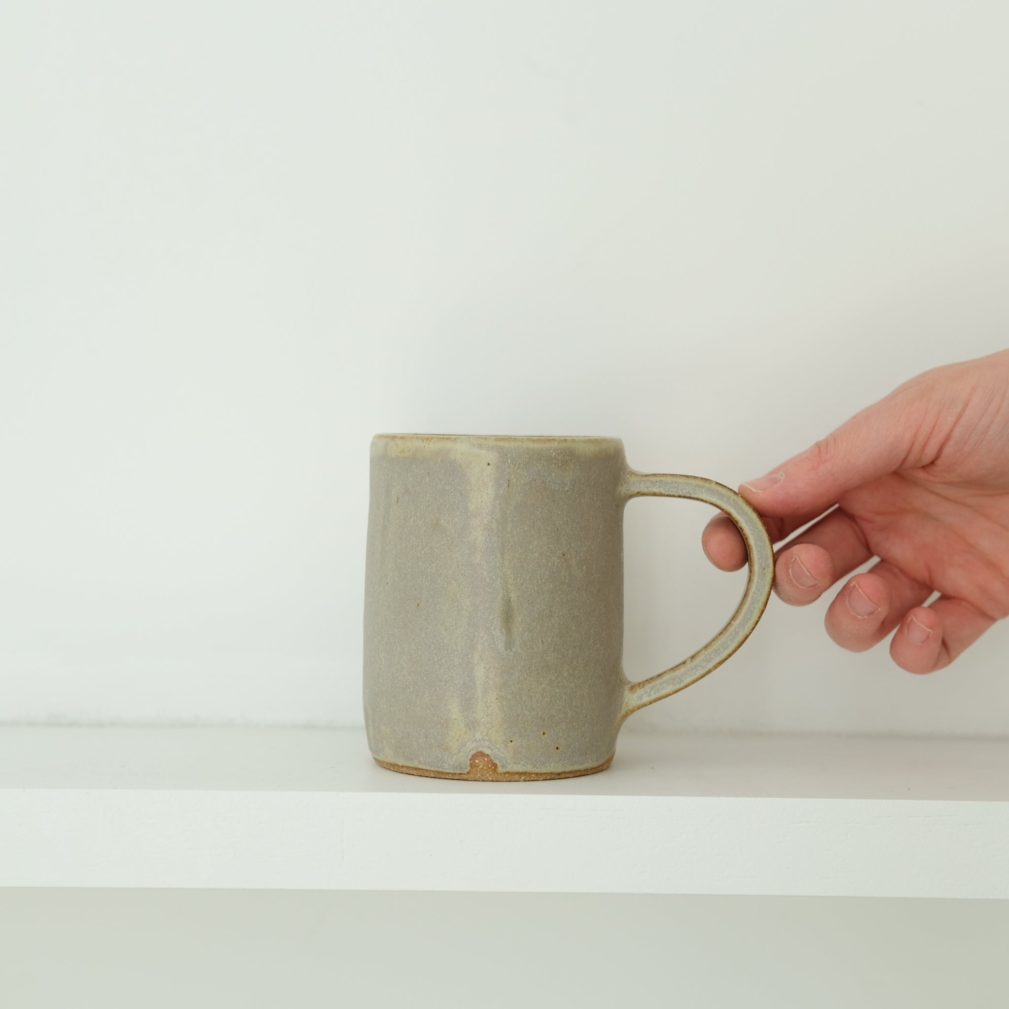 Tasse en grès  260ml - vert mat par Nolwenn Baillet chez Brutal Ceramics