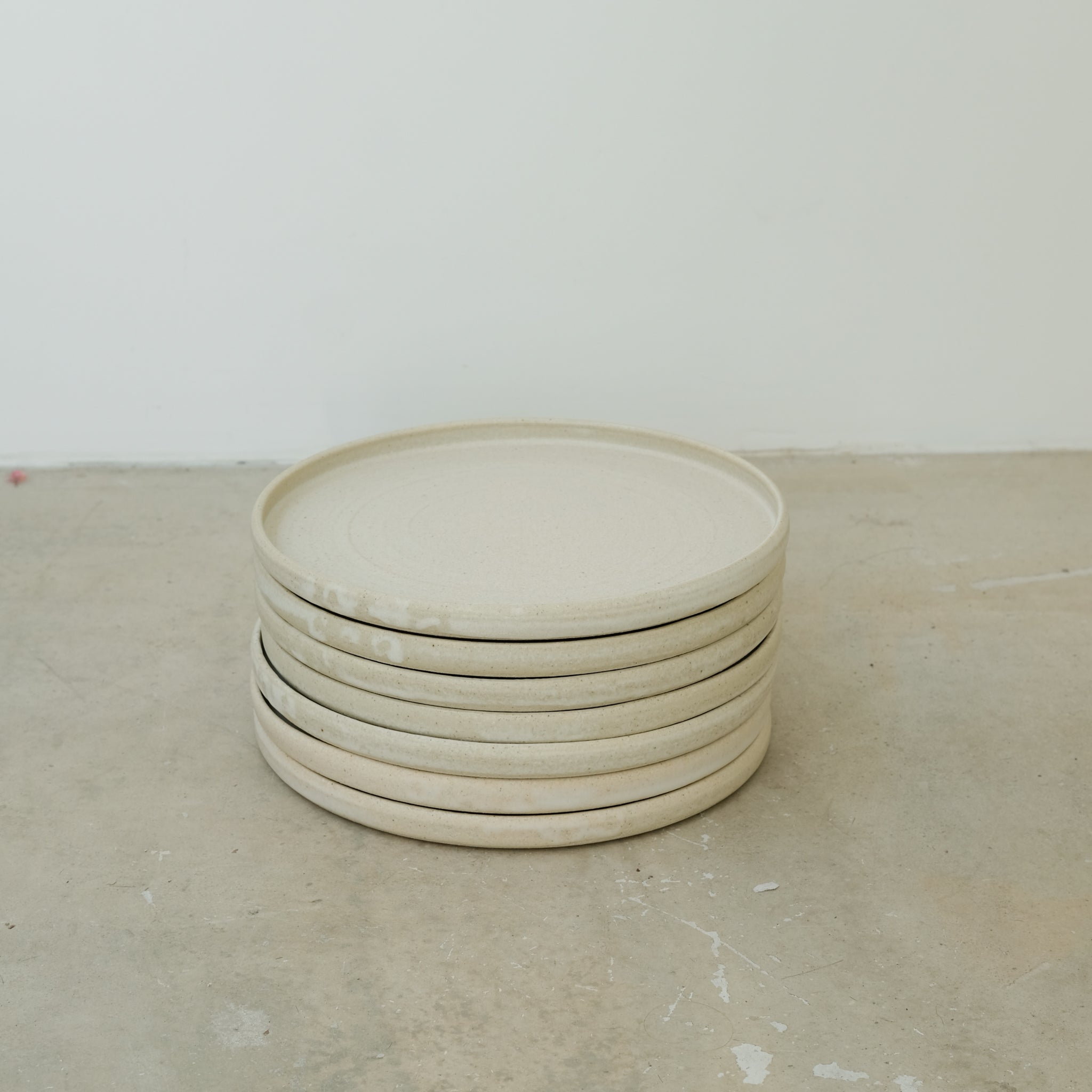 Assiette en grès, beige par Nolwenn Baillet chez Brutal Ceramics