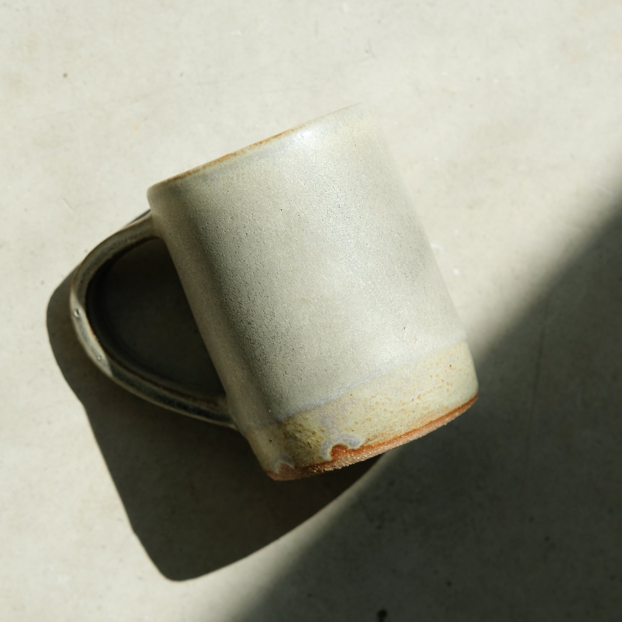 Tasse en grès  260ml - vert mat par Nolwenn Baillet chez Brutal Ceramics