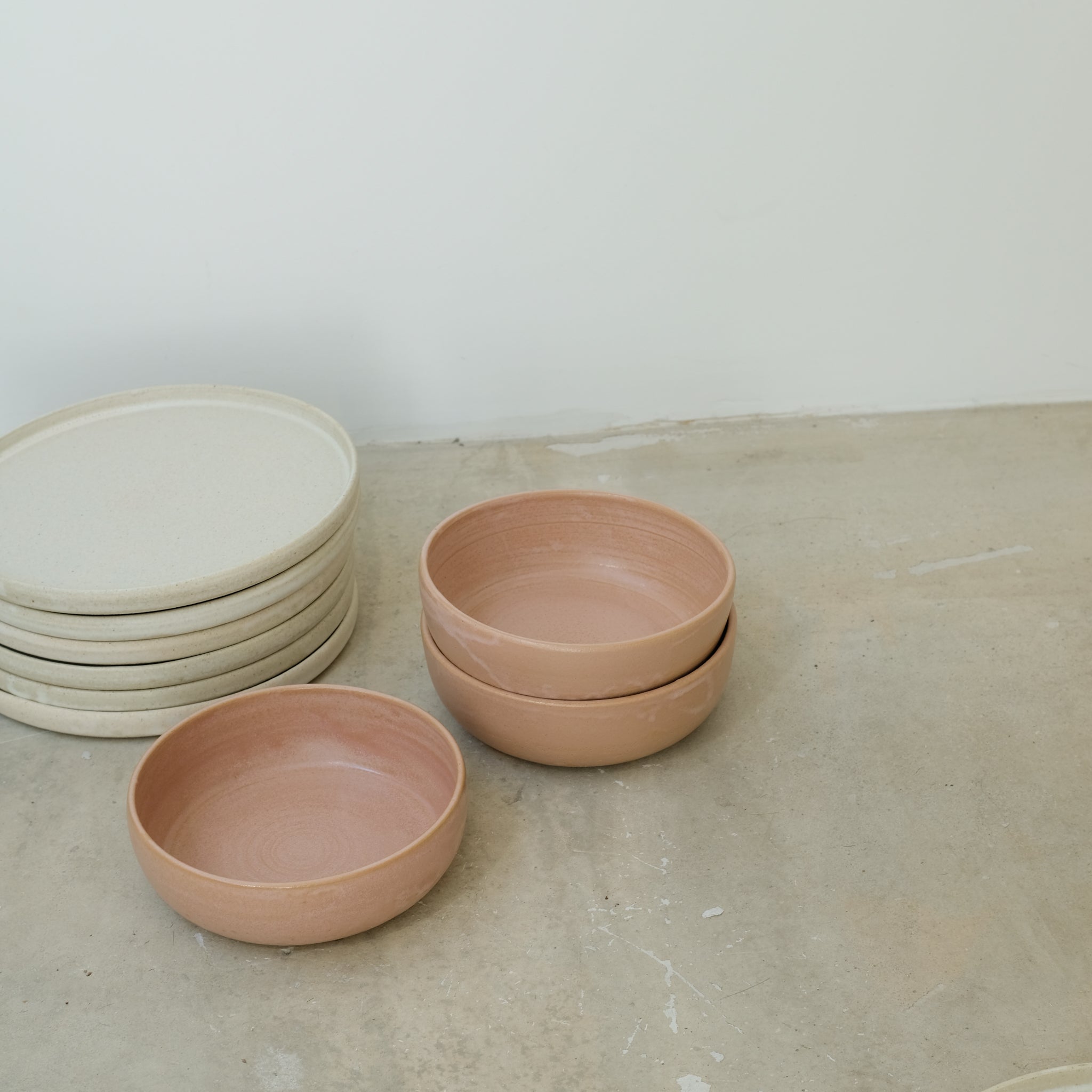 Assiette en grès, beige par Nolwenn Baillet chez Brutal Ceramics