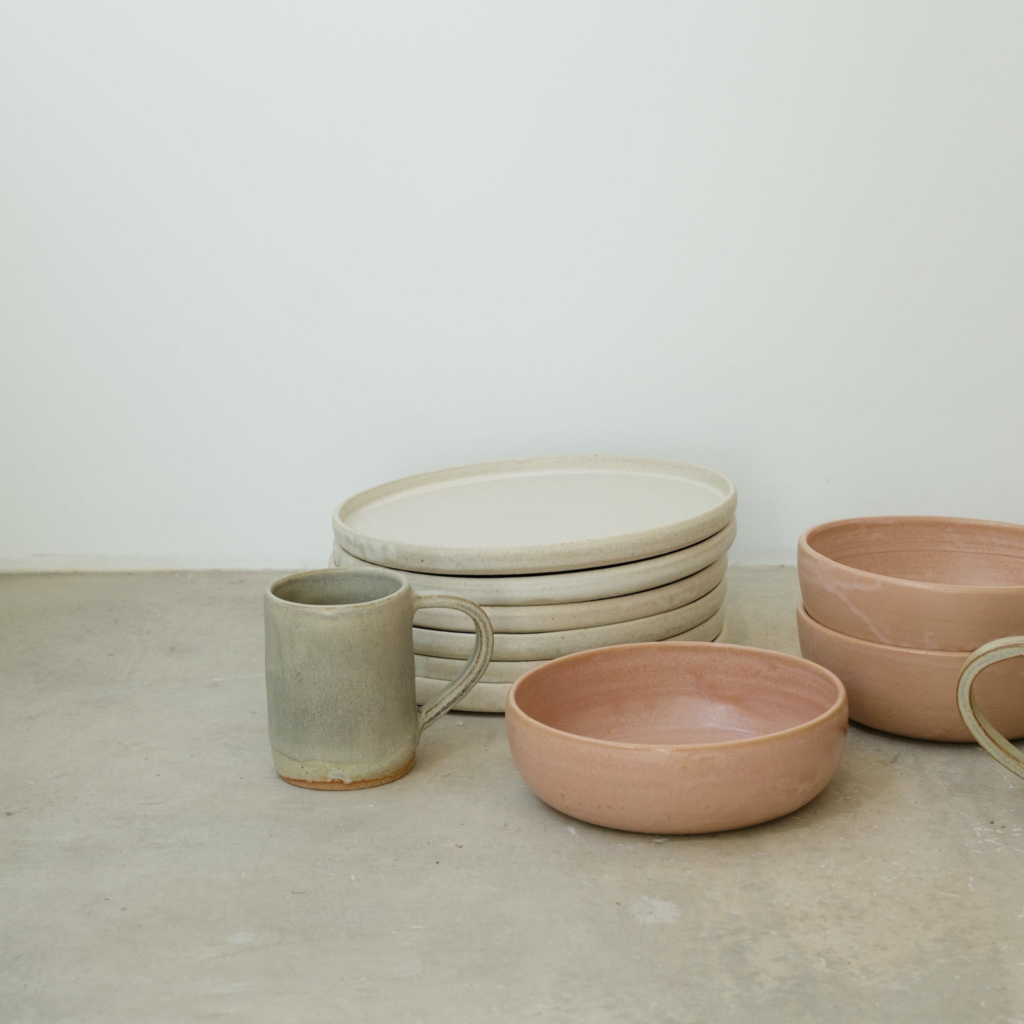 Tasse en grès  260ml - vert mat par Nolwenn Baillet chez Brutal Ceramics