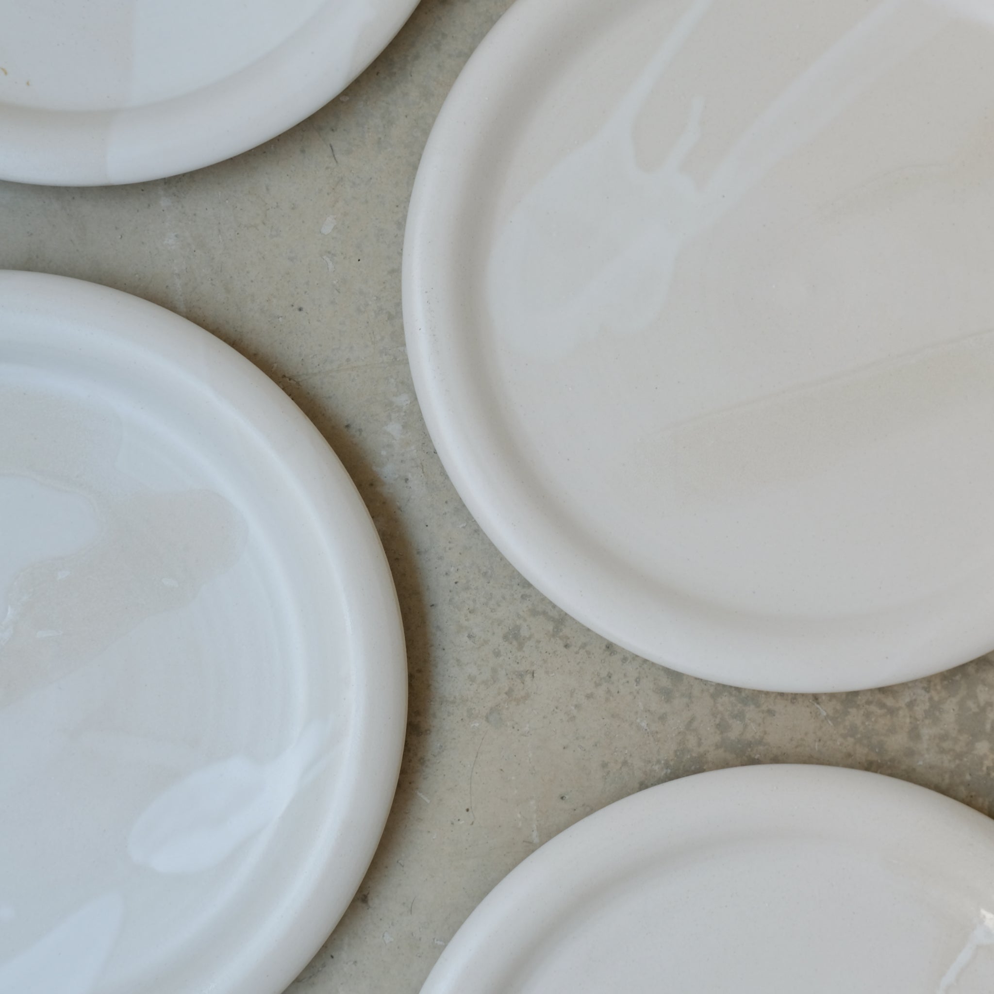Assiette en grès D 24cm - blanc de studio des rosiers chez Brutal Ceramics