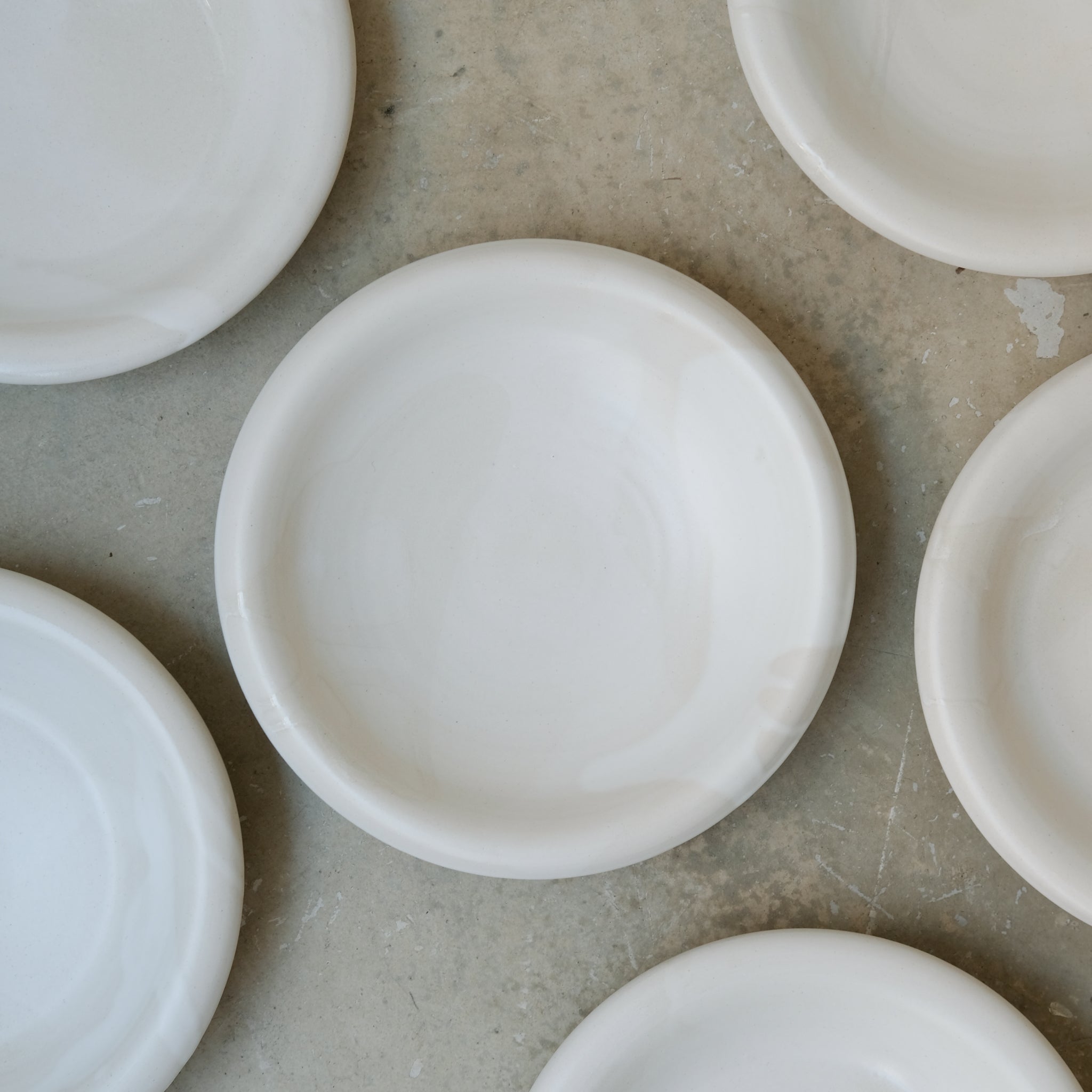 Assiette creuse en grès D 20cm - de studio des rosiers chez Brutal Ceramics