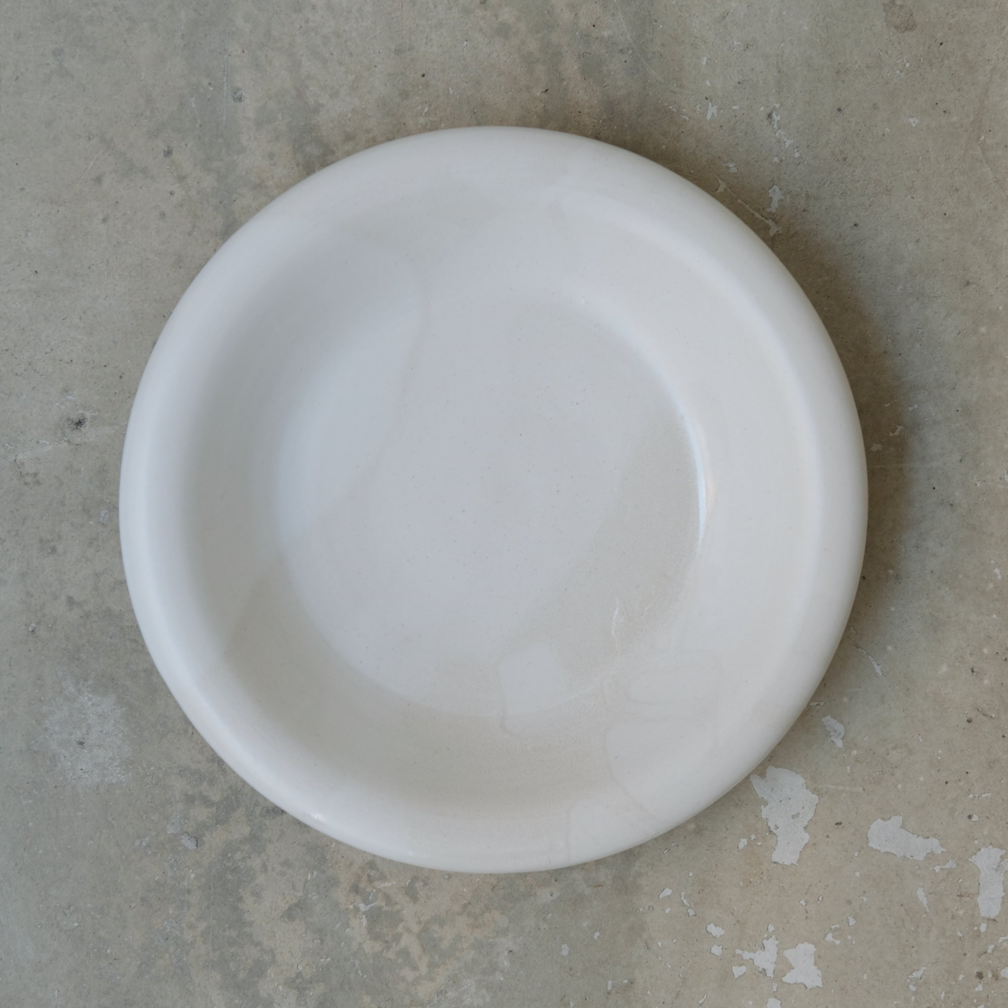 Assiette creuse en grès D 20cm - de studio des rosiers chez Brutal Ceramics