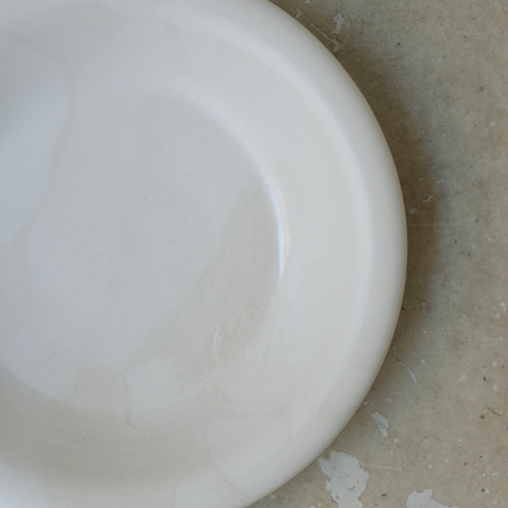 Assiette creuse en grès D 20cm - de studio des rosiers chez Brutal Ceramics