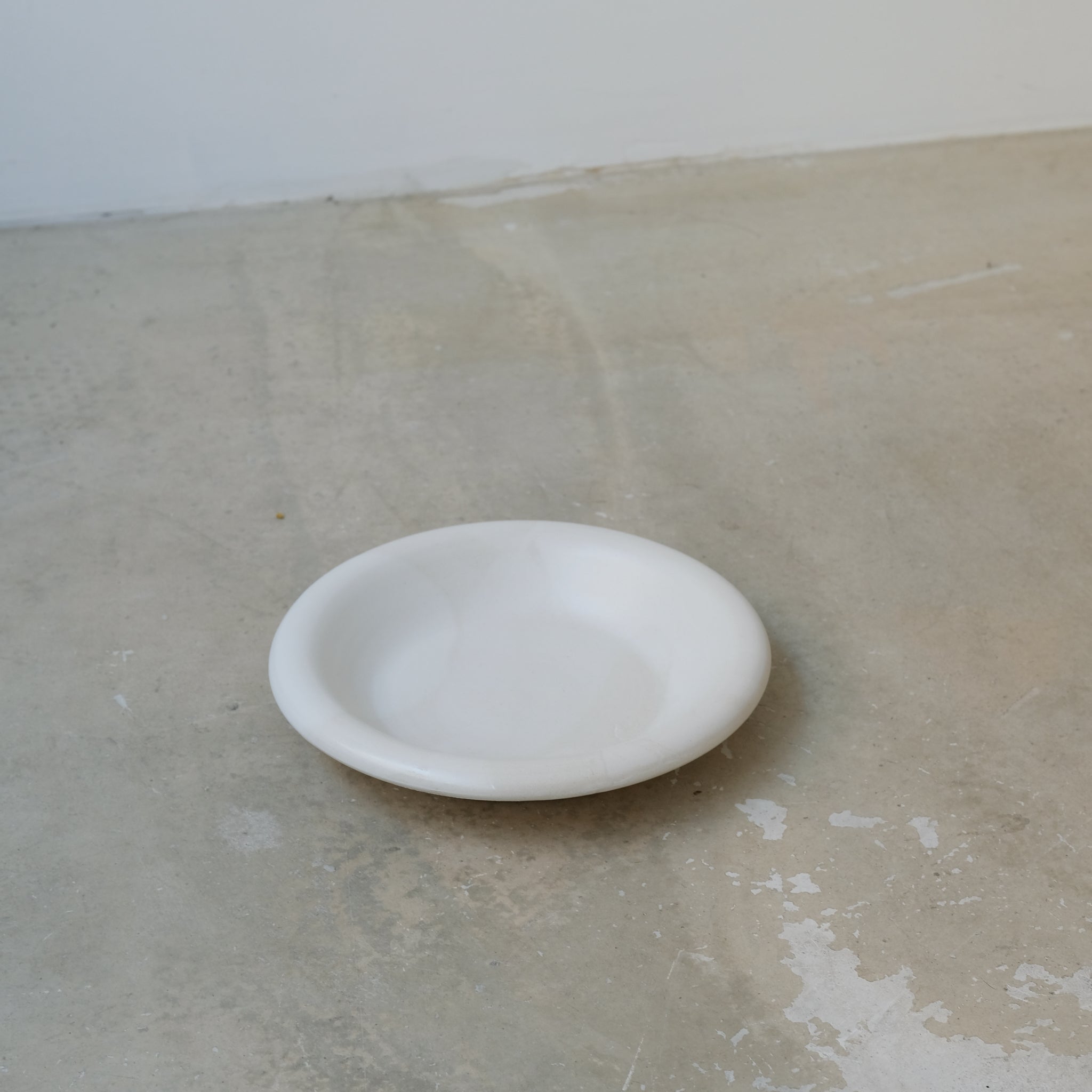 Assiette creuse en grès D 20cm - de studio des rosiers chez Brutal Ceramics
