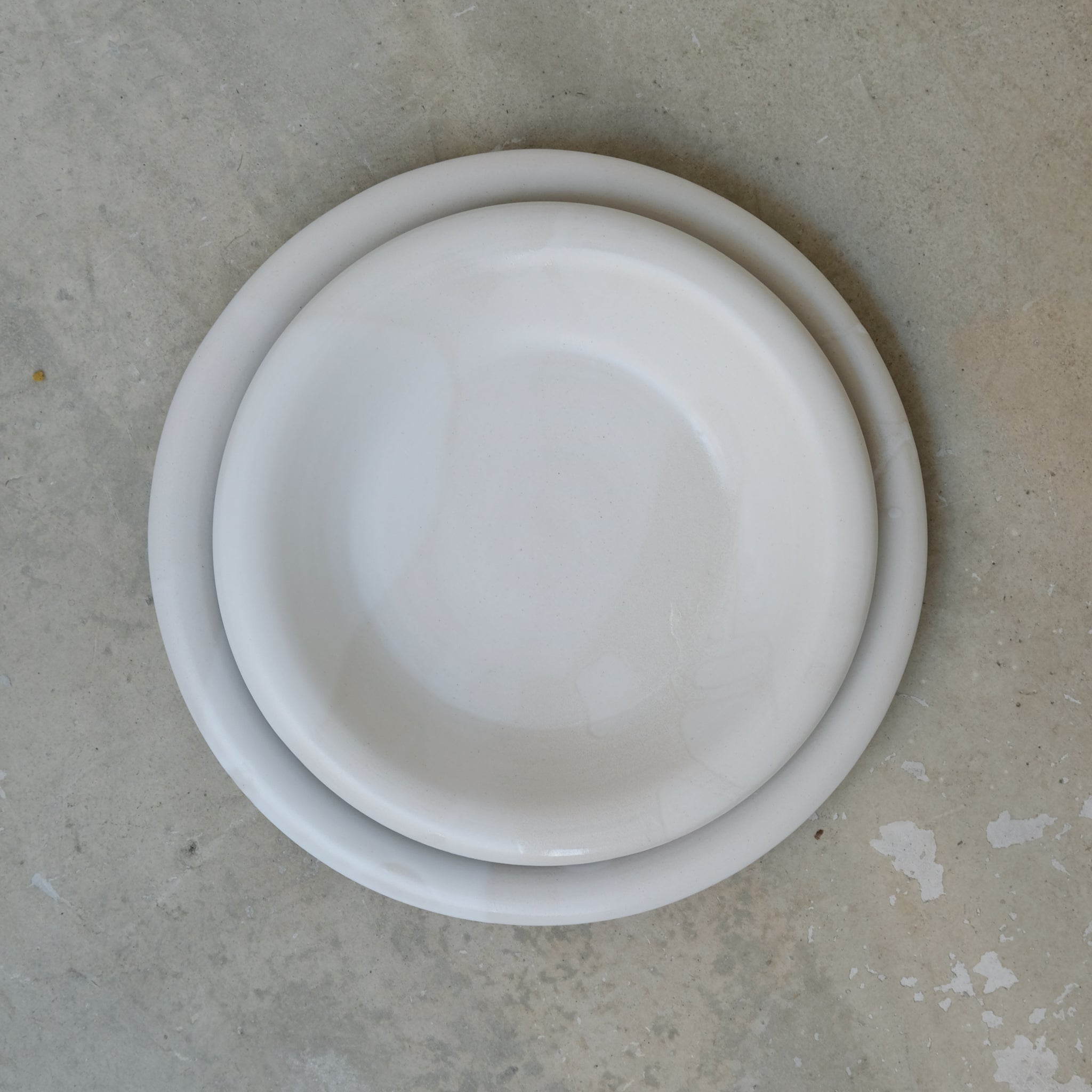 Assiette en grès D 24cm - blanc de studio des rosiers chez Brutal Ceramics