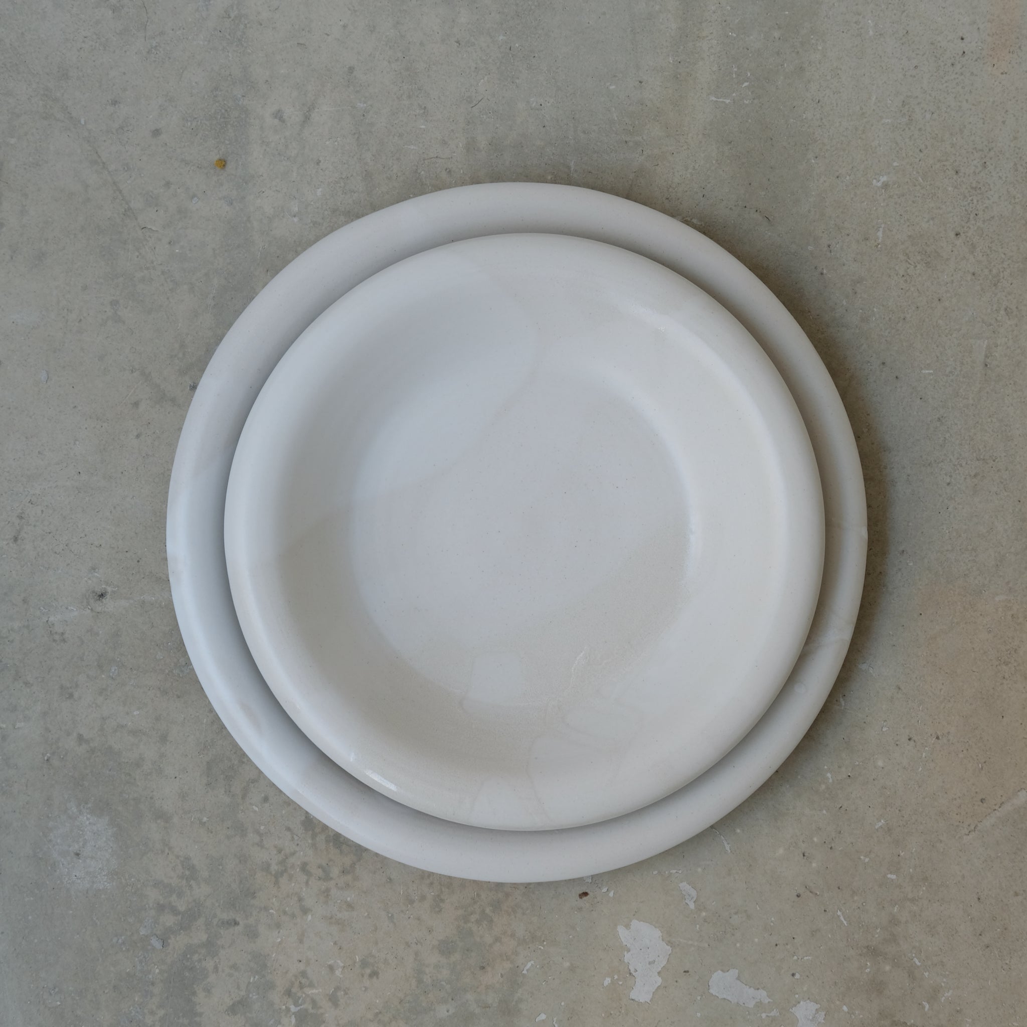 Assiette creuse en grès D 20cm - de studio des rosiers chez Brutal Ceramics