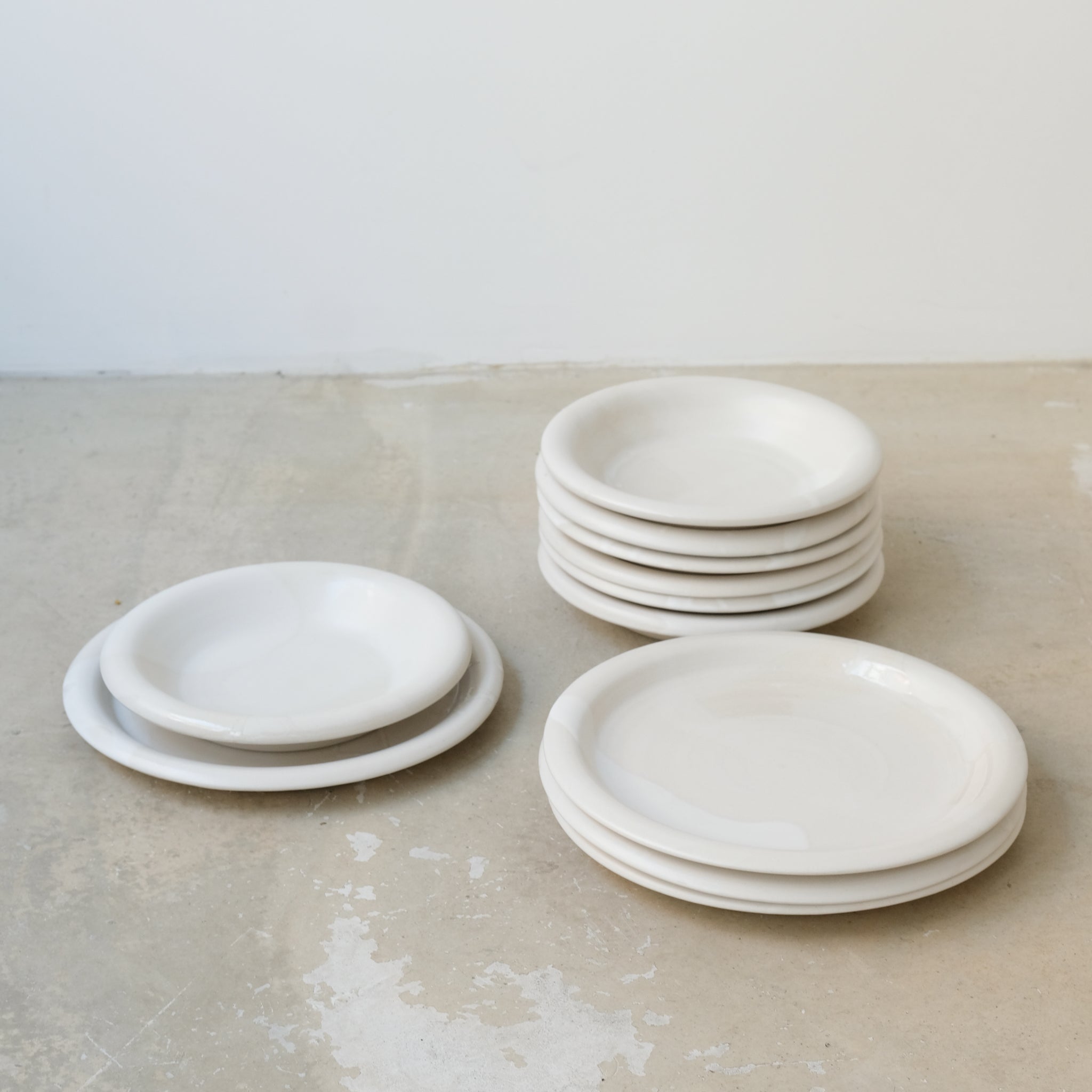 Assiette en grès D 24cm - blanc de studio des rosiers chez Brutal Ceramics