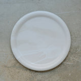 Assiette en grès D 24cm - blanc de studio des rosiers chez Brutal Ceramics
