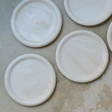 Assiette en grès D 24cm - blanc de studio des rosiers chez Brutal Ceramics
