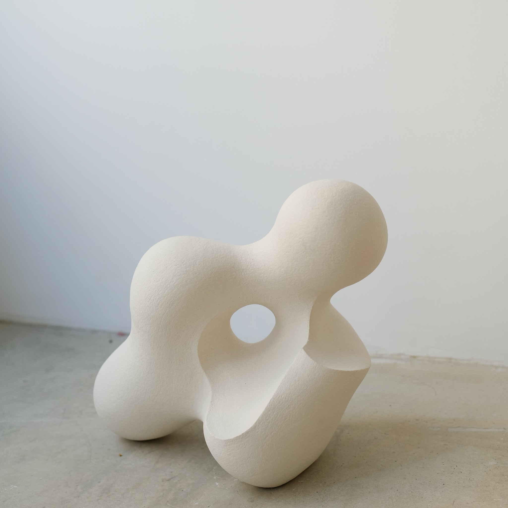 Sculpture "Cloud Stone II " blanc mat de Terre Brute chez Brutal Ceramics