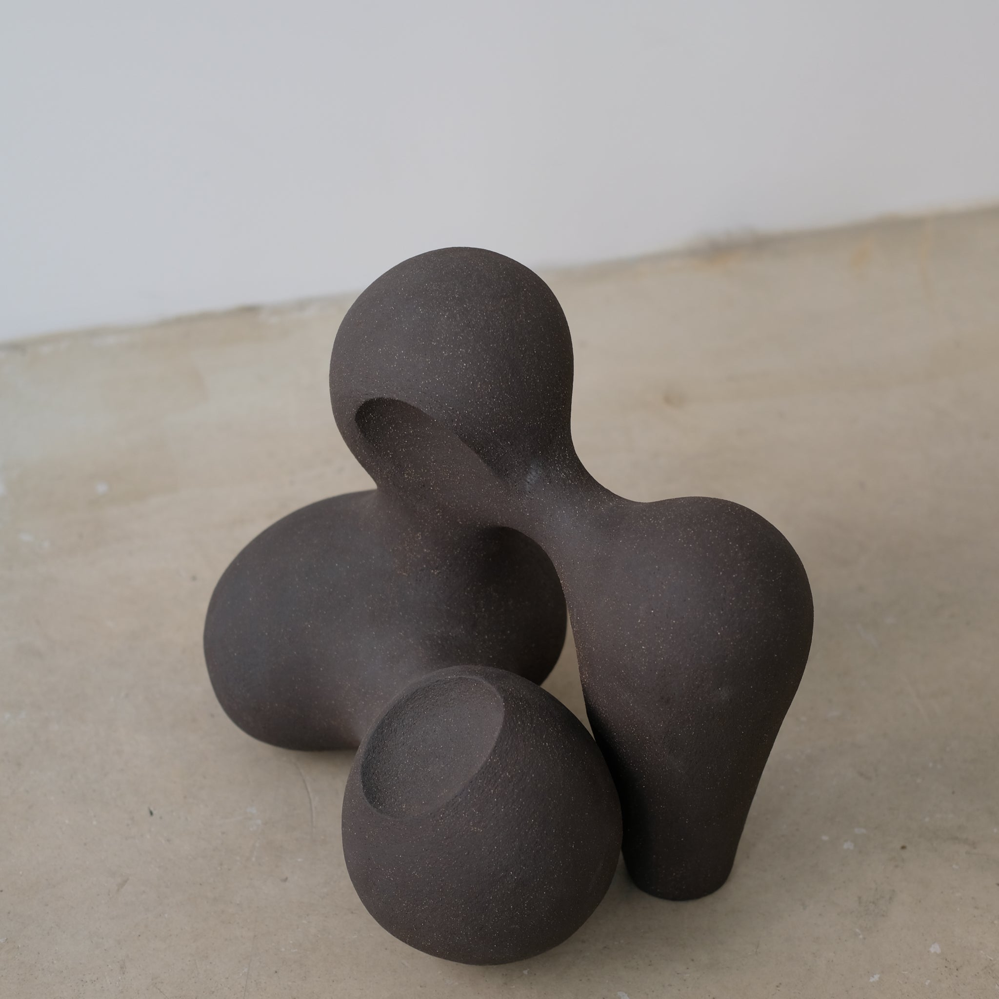 Sculpture "Cloud Stone VI" noir de Terre Brute chez Brutal Ceramics