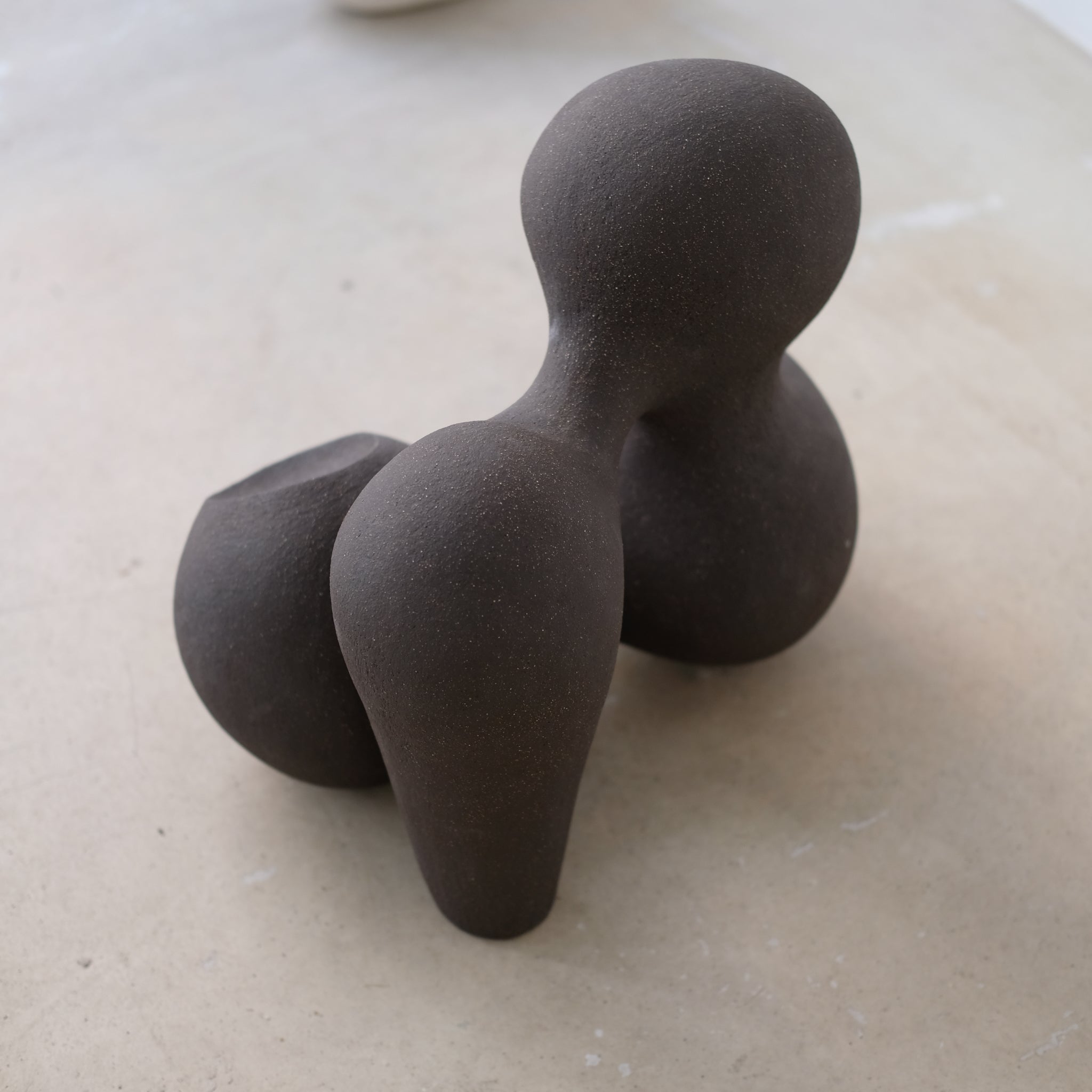 Sculpture "Cloud Stone VI" noir de Terre Brute chez Brutal Ceramics