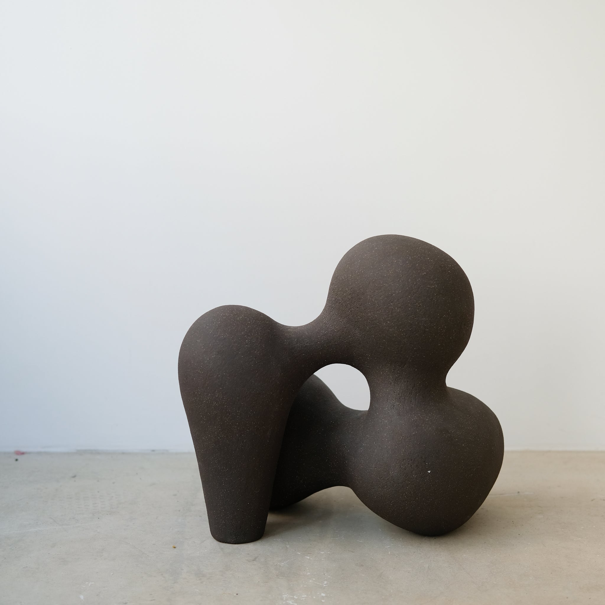 Sculpture "Cloud Stone VI" noir de Terre Brute chez Brutal Ceramics