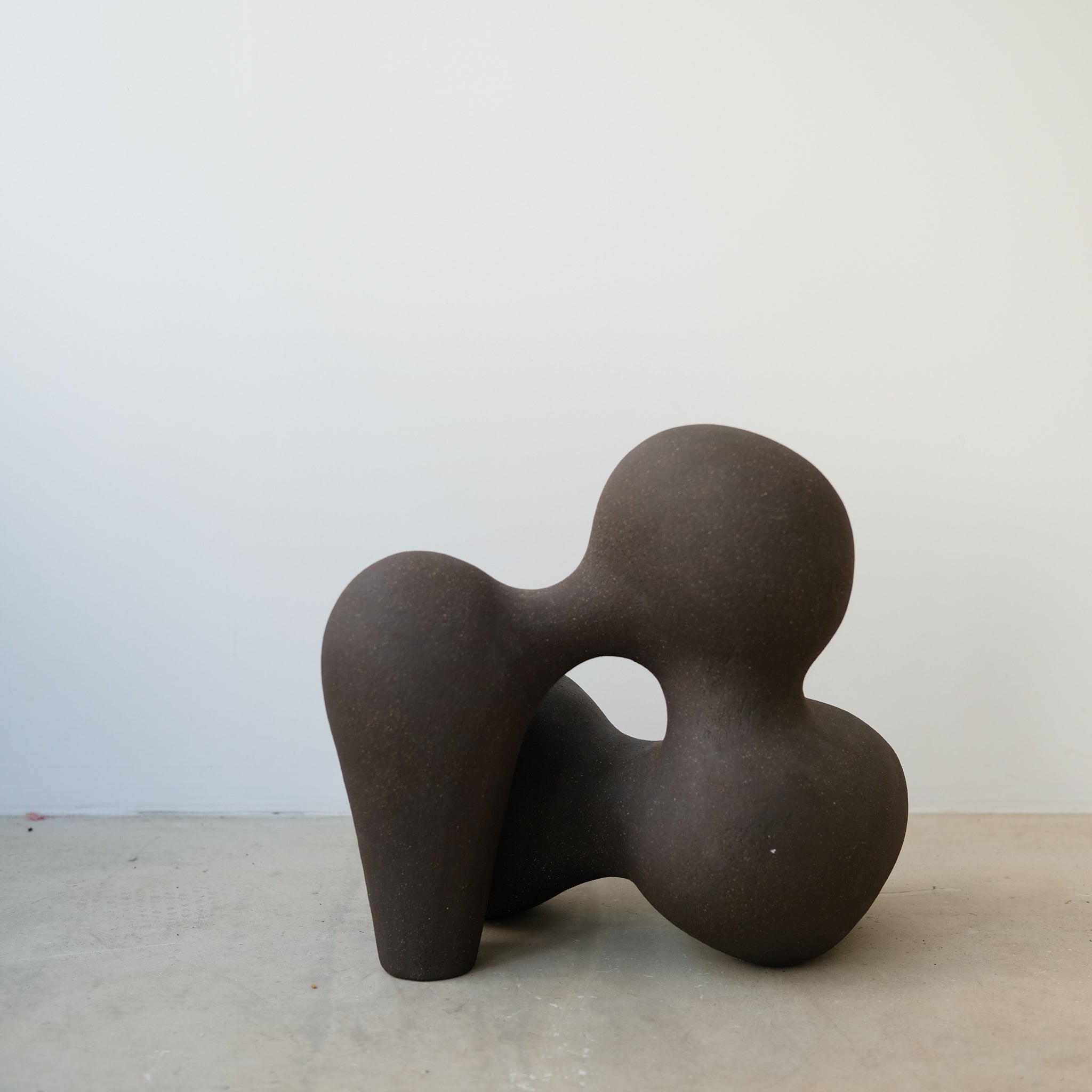 Sculpture "Cloud Stone VI" noir de Terre Brute chez Brutal Ceramics