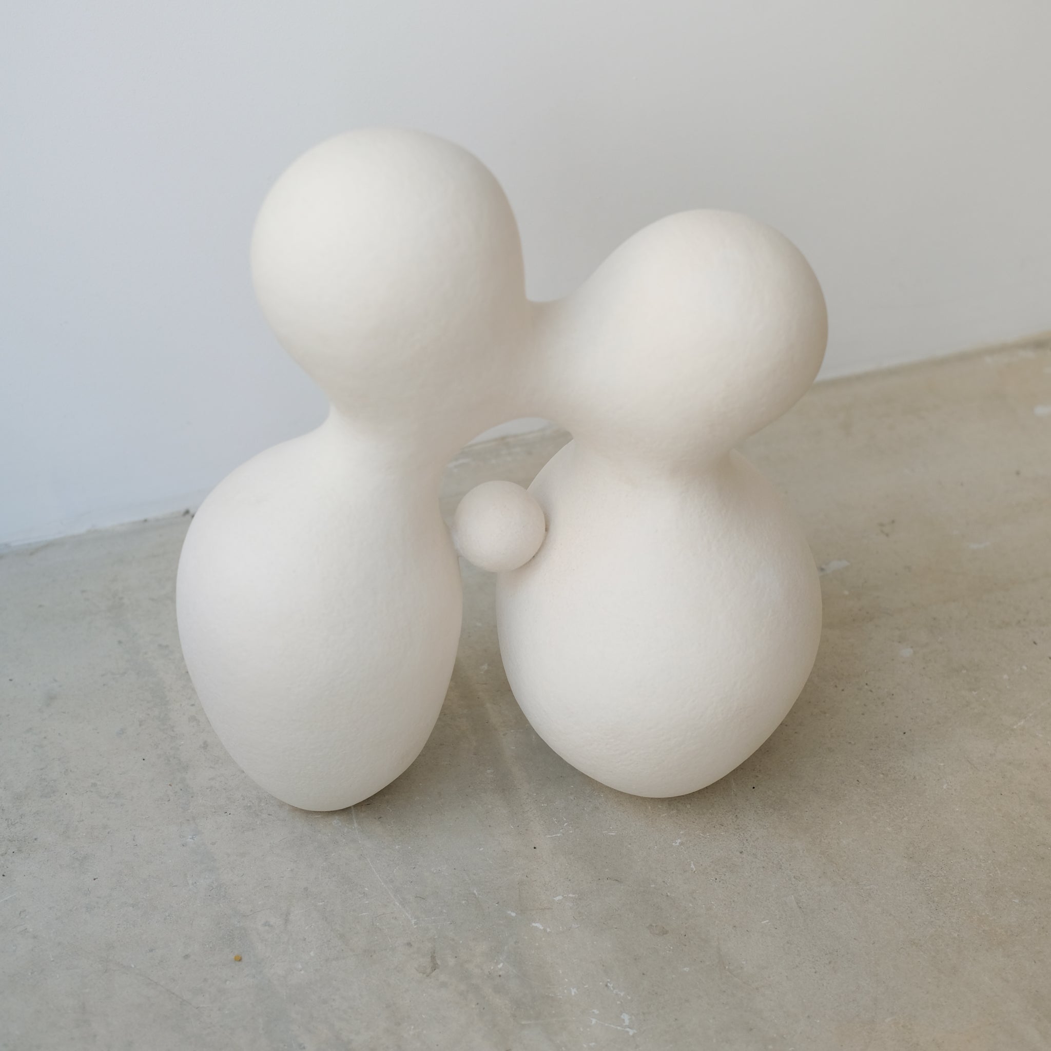 Sculpture "Cloud Stone V" blanc mat de Terre Brute chez Brutal Ceramics