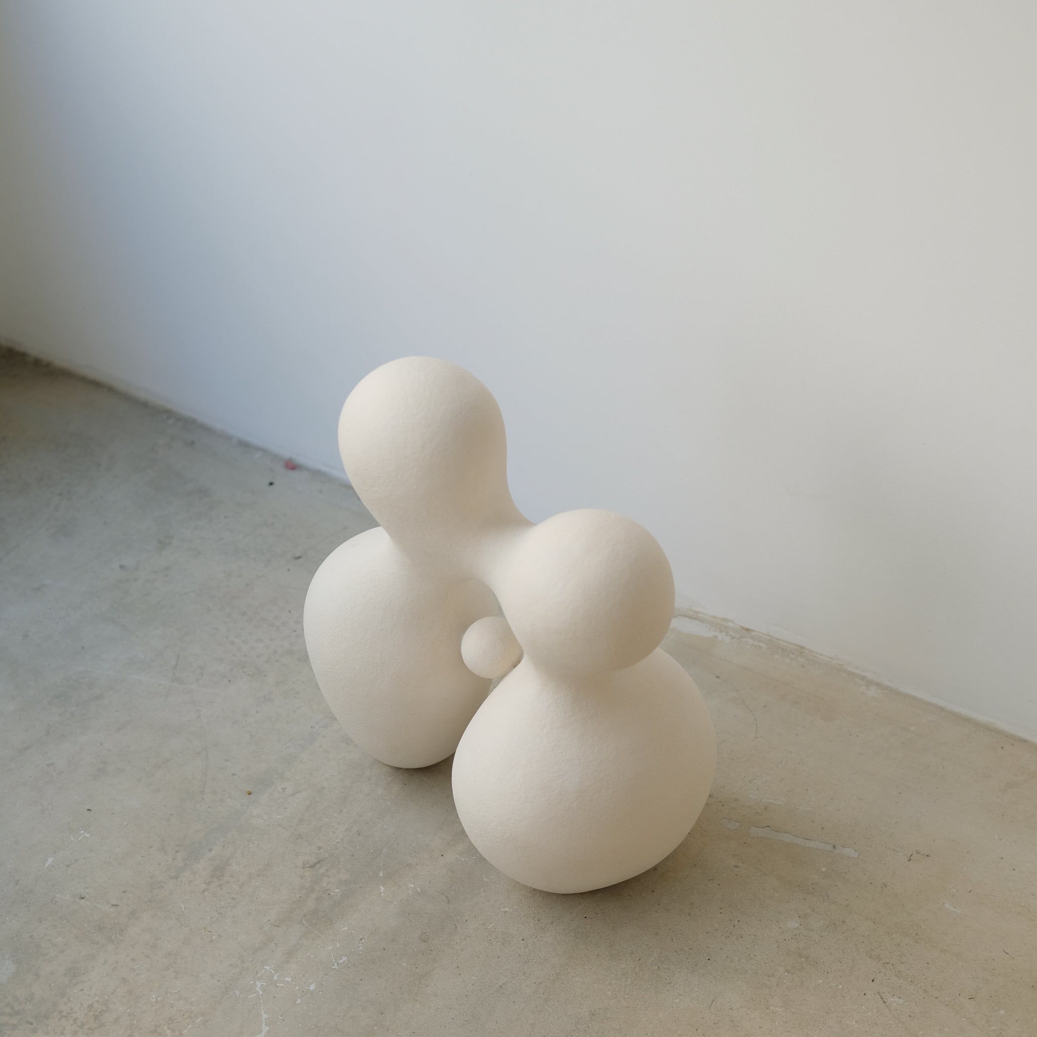 Sculpture "Cloud Stone V" blanc mat de Terre Brute chez Brutal Ceramics