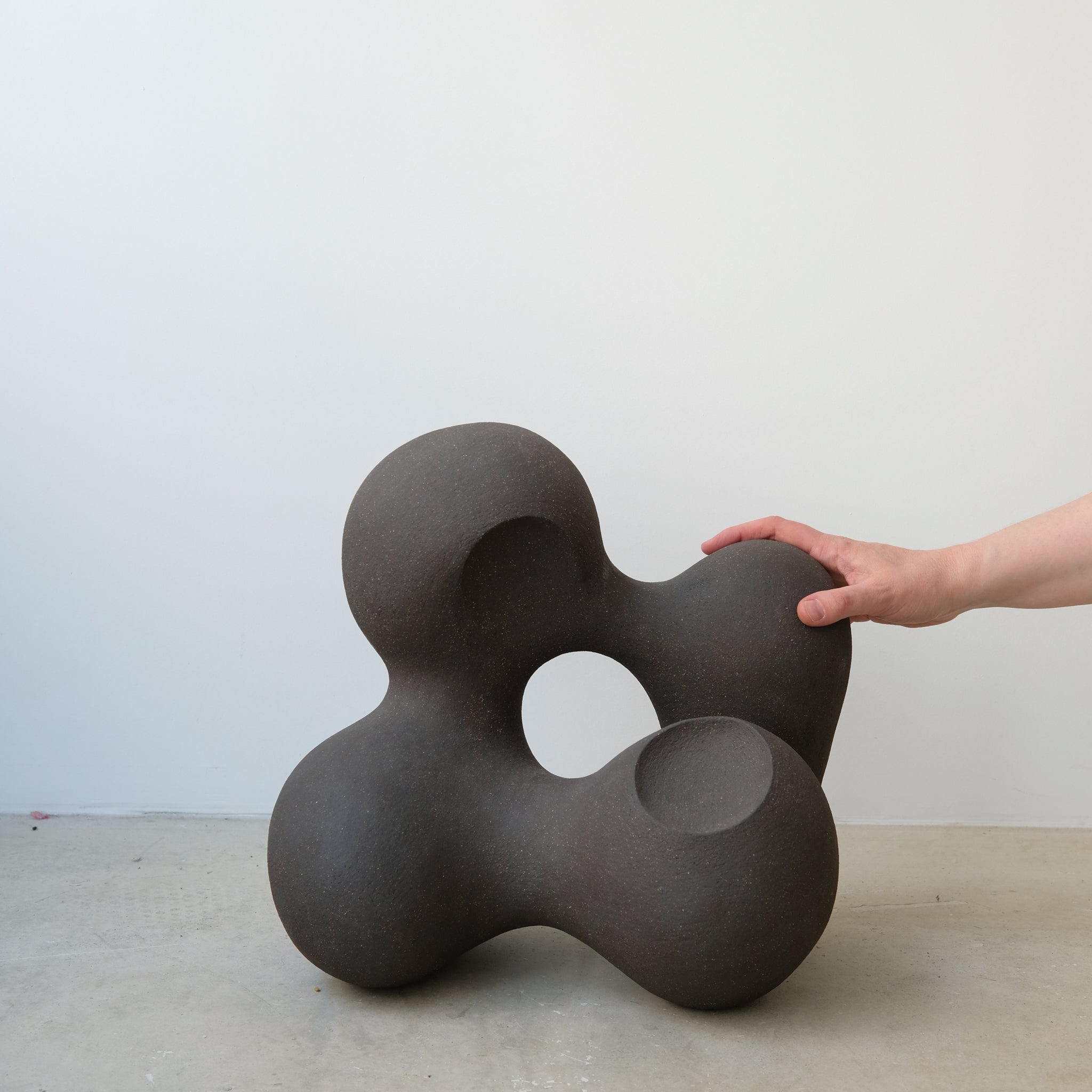 Sculpture "Cloud Stone VI" noir de Terre Brute chez Brutal Ceramics
