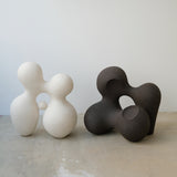 Sculpture "Cloud Stone VI" noir de Terre Brute chez Brutal Ceramics