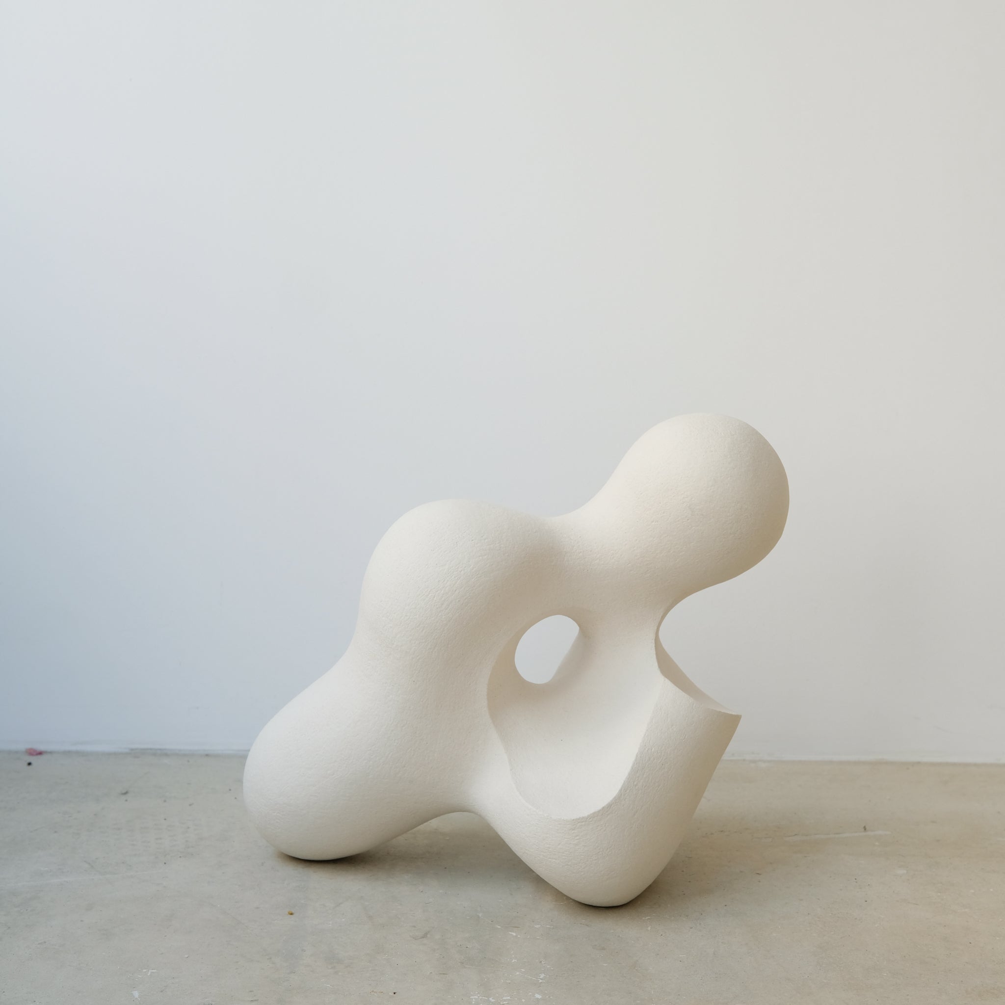 Sculpture "Cloud Stone II " blanc mat de Terre Brute chez Brutal Ceramics