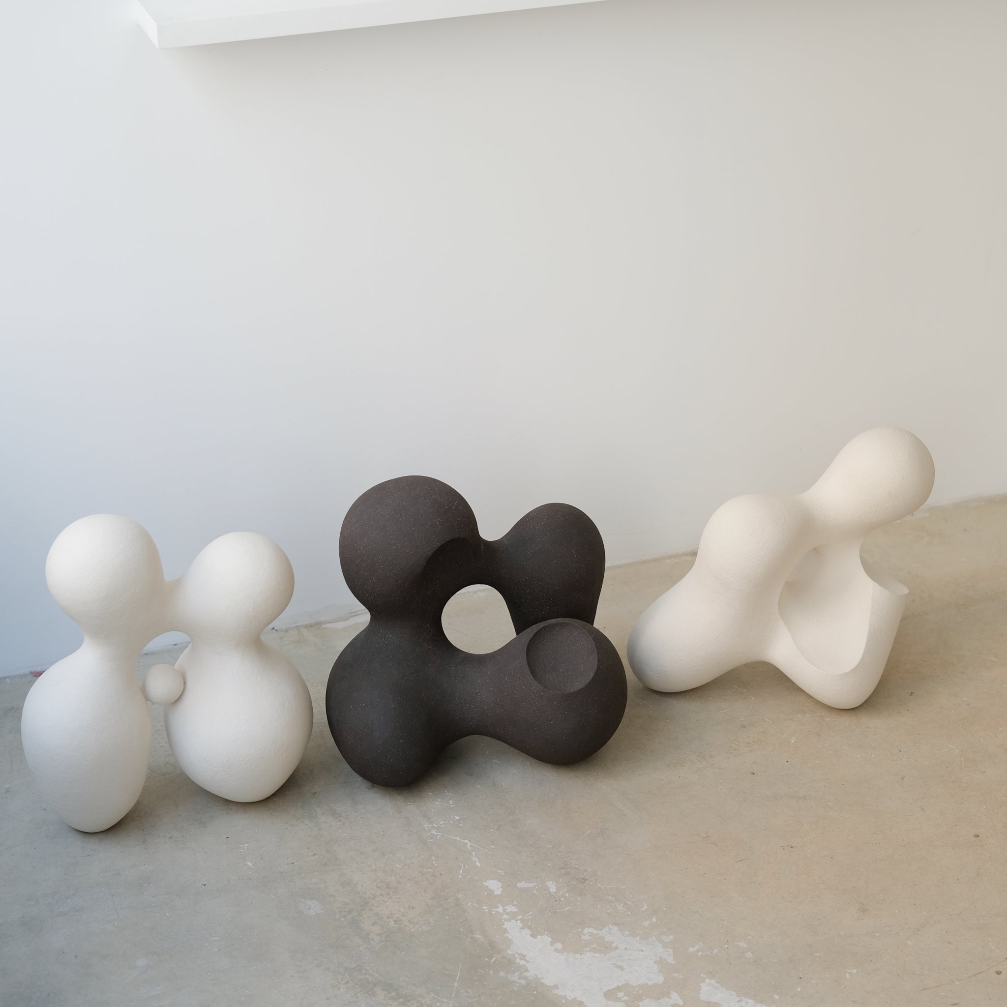 Sculpture "Cloud Stone V" blanc mat de Terre Brute chez Brutal Ceramics