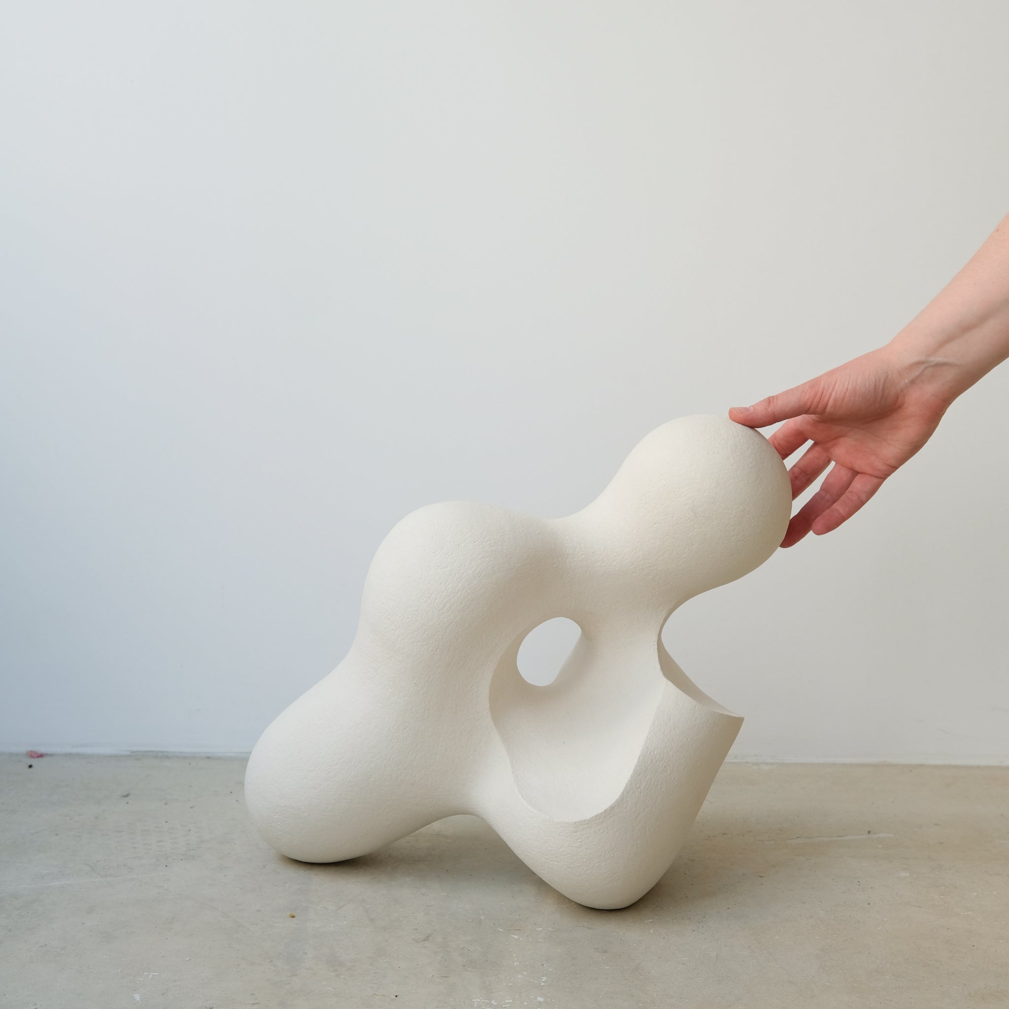 Sculpture "Cloud Stone II " blanc mat de Terre Brute chez Brutal Ceramics