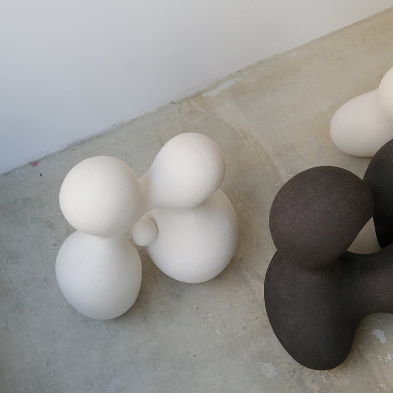 Sculpture "Cloud Stone VI" noir de Terre Brute chez Brutal Ceramics