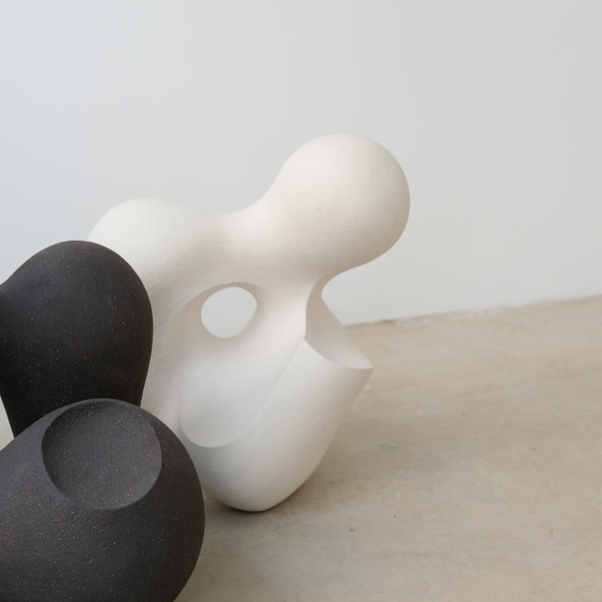 Sculpture "Cloud Stone II " blanc mat de Terre Brute chez Brutal Ceramics