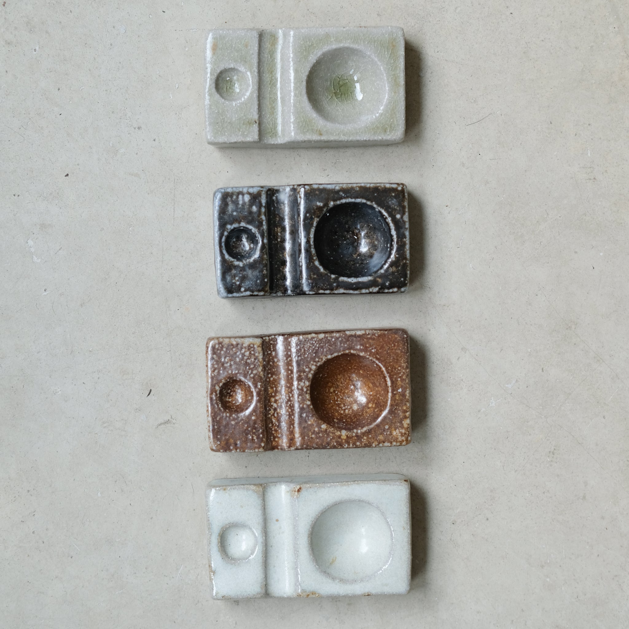 Coquetier au feu de bois - blanc de Ann-Charlotte Ohlsson chez Brutal Ceramics