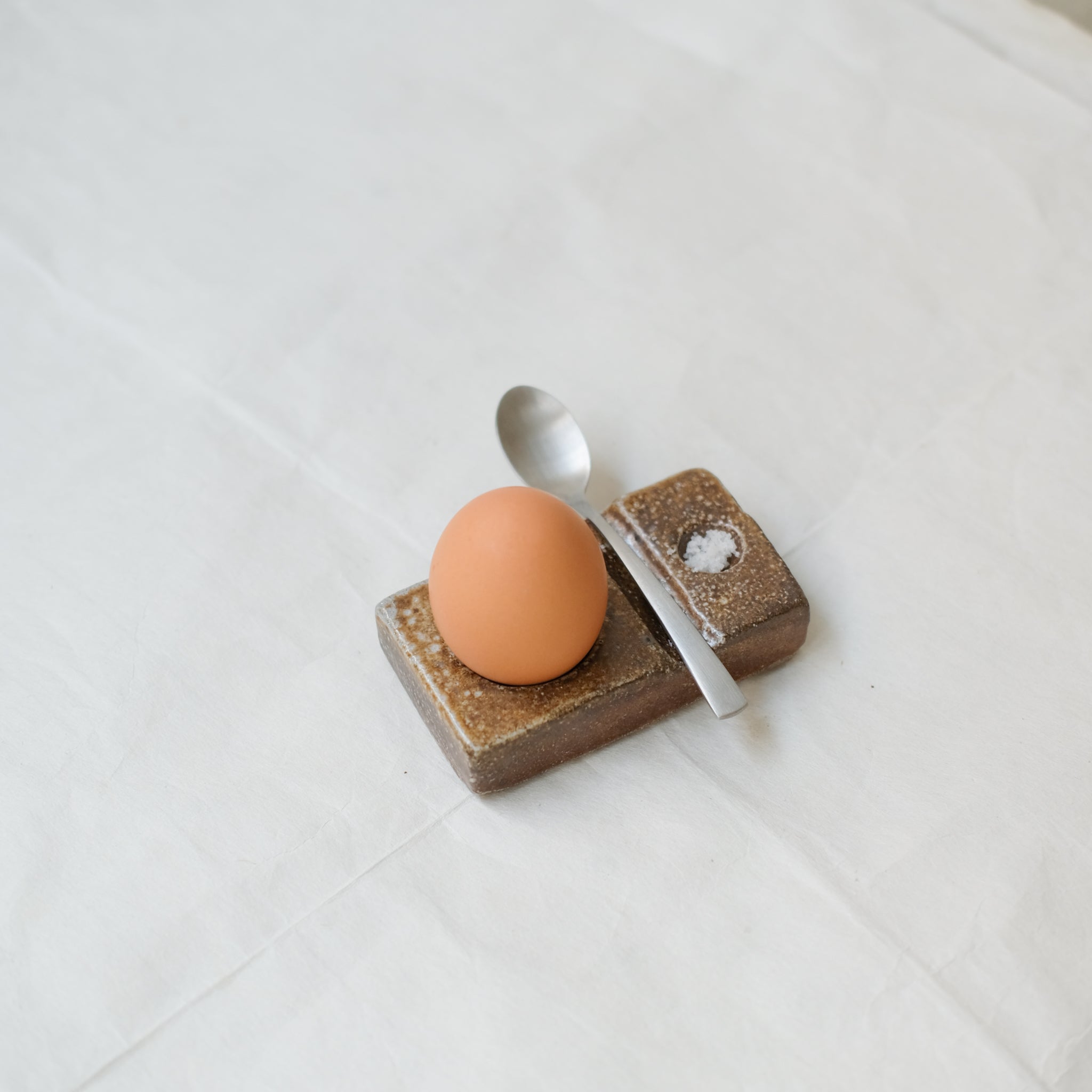 Coquetier au feu de bois - marron orangé de Ann-Charlotte Ohlsson chez Brutal Ceramics