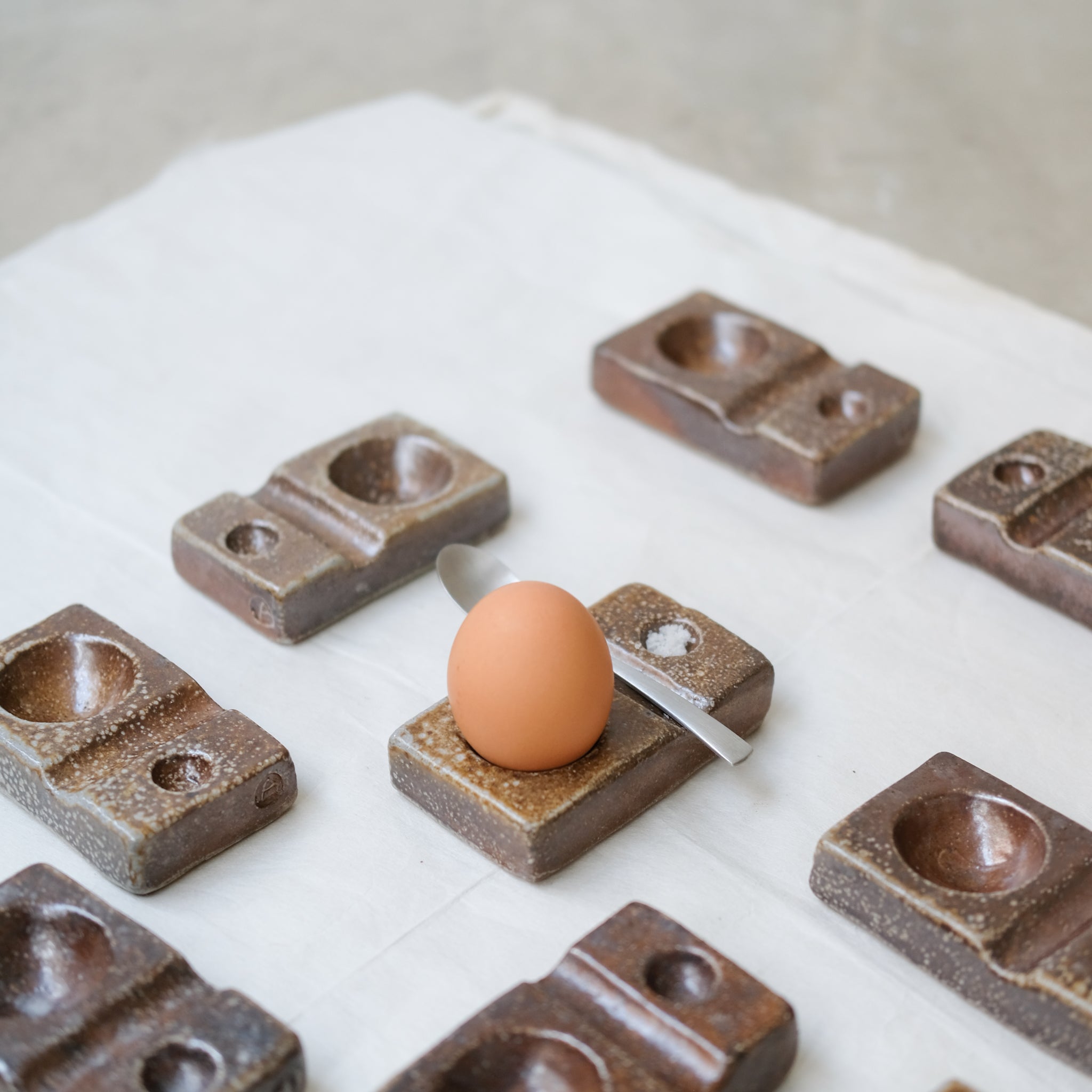 Coquetier au feu de bois - marron orangé de Ann-Charlotte Ohlsson chez Brutal Ceramics