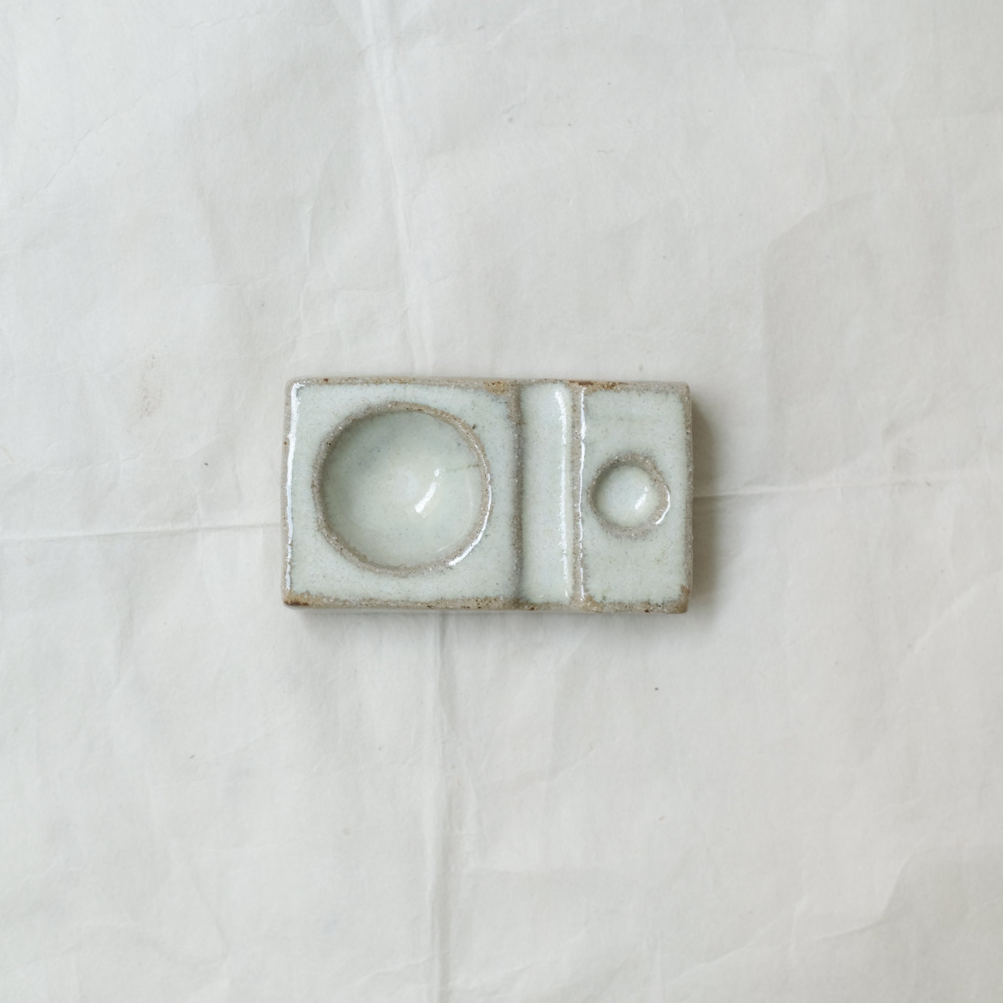 Coquetier au feu de bois - blanc de Ann-Charlotte Ohlsson chez Brutal Ceramics