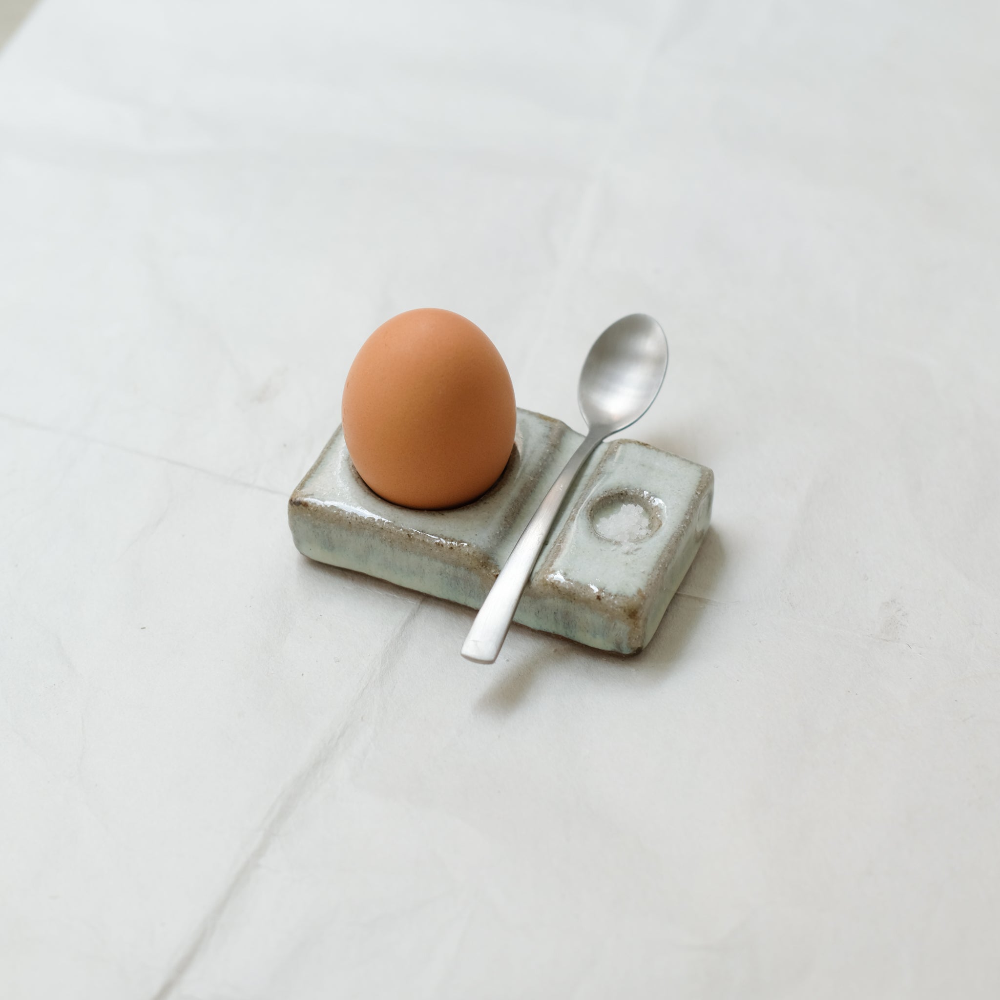 Coquetier au feu de bois - blanc de Ann-Charlotte Ohlsson chez Brutal Ceramics