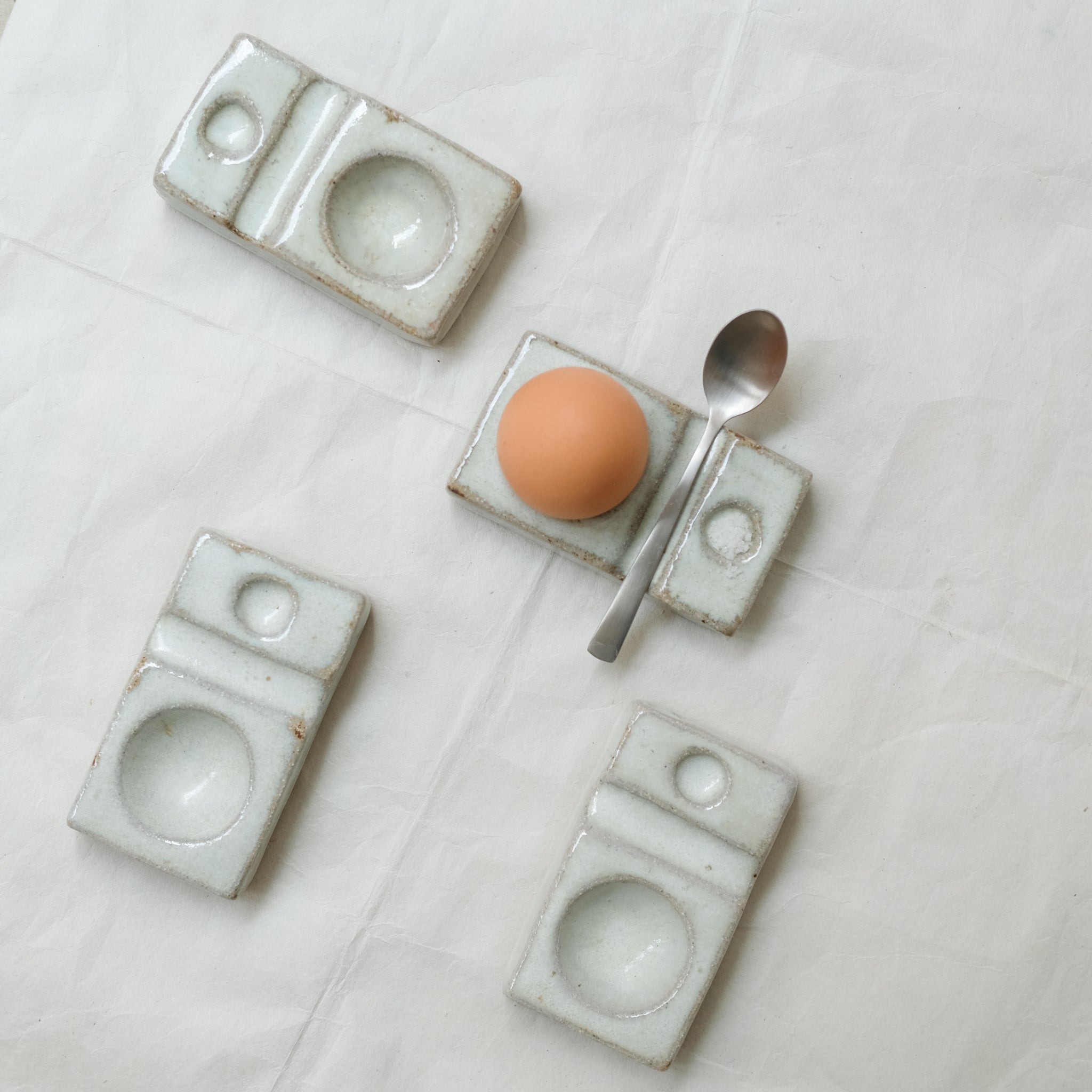Coquetier au feu de bois - blanc de Ann-Charlotte Ohlsson chez Brutal Ceramics