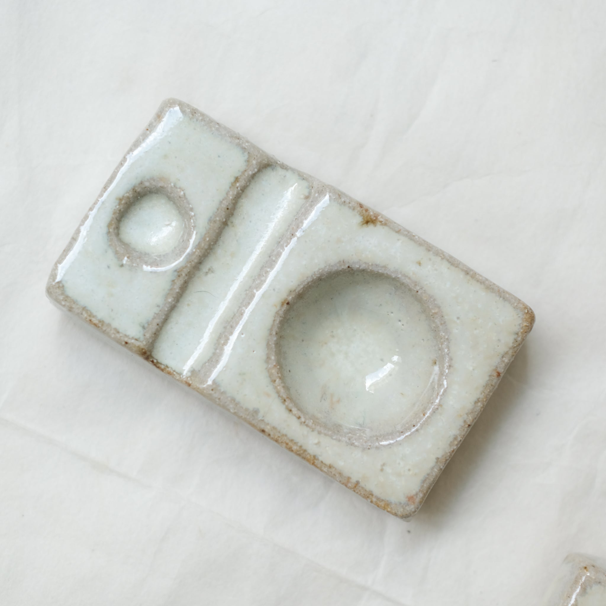 Coquetier au feu de bois - blanc de Ann-Charlotte Ohlsson chez Brutal Ceramics