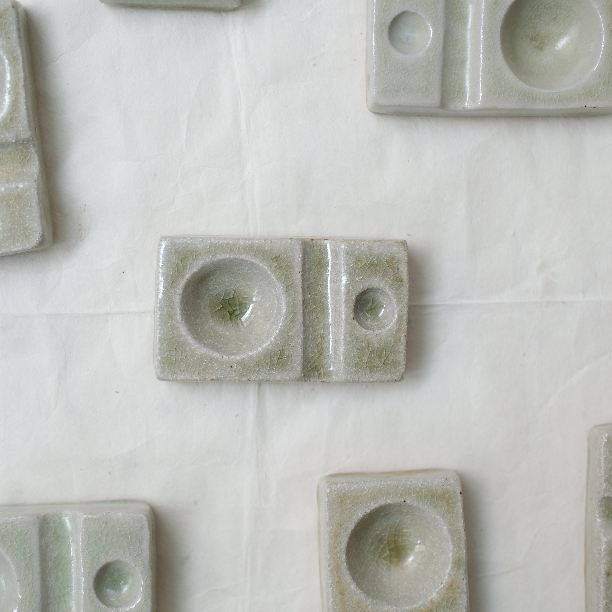 Coquetier au feu de bois - vert craquelé de Ann-Charlotte Ohlsson chez Brutal Ceramics
