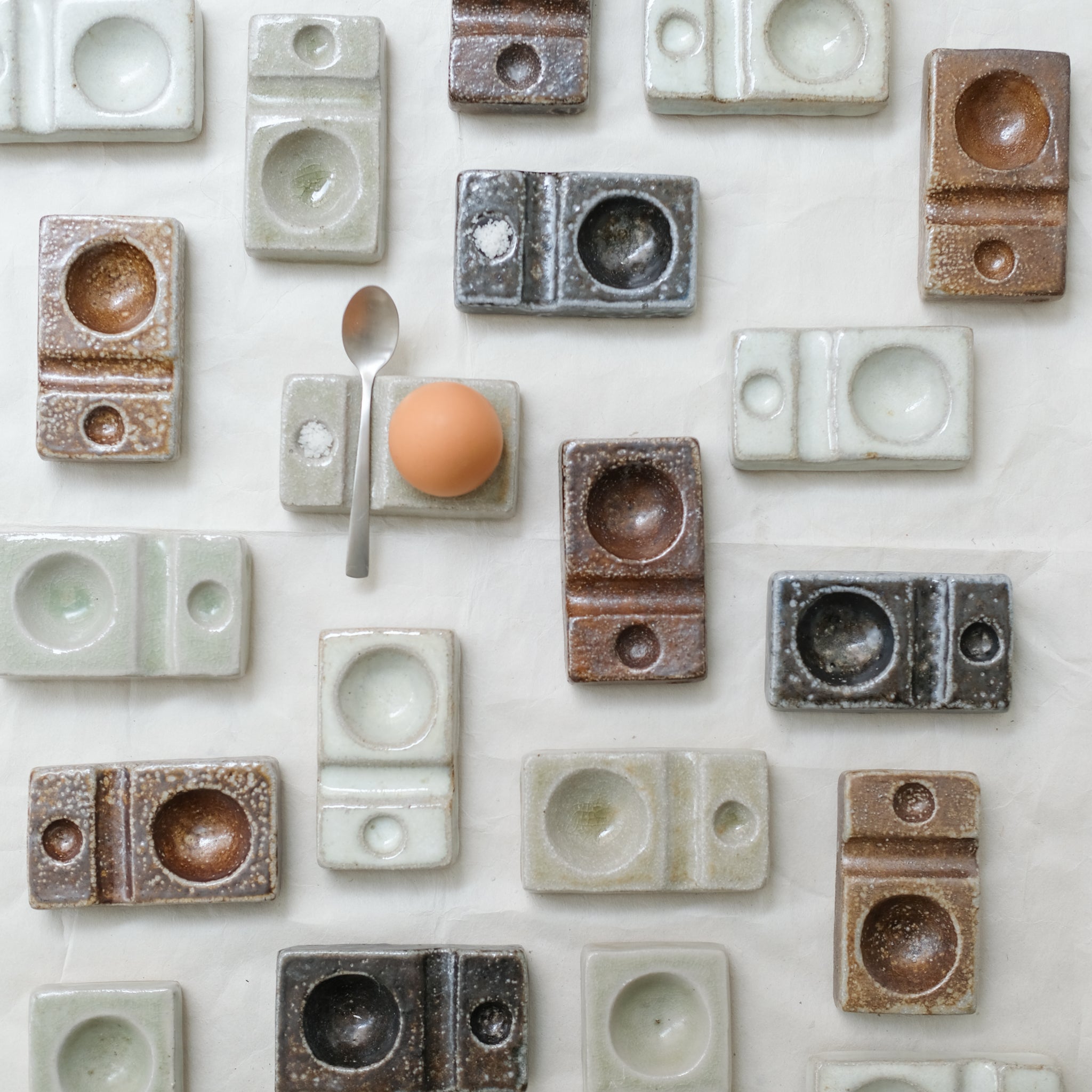 Coquetier au feu de bois - marron orangé de Ann-Charlotte Ohlsson chez Brutal Ceramics