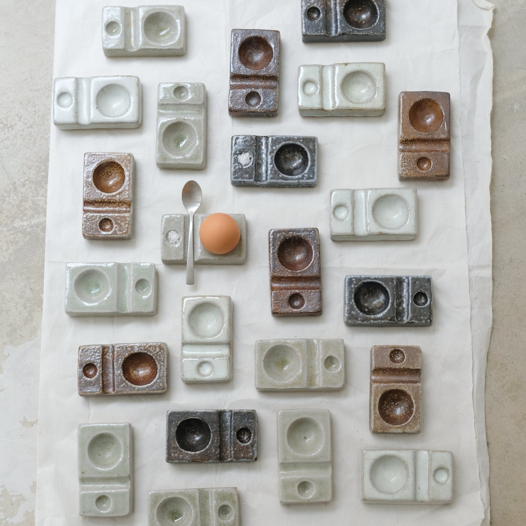 Coquetier au feu de bois - blanc de Ann-Charlotte Ohlsson chez Brutal Ceramics