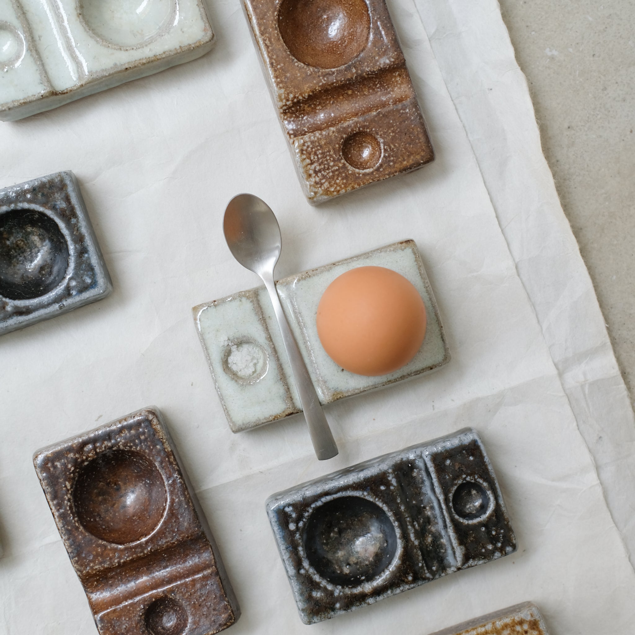 Coquetier au feu de bois - blanc de Ann-Charlotte Ohlsson chez Brutal Ceramics